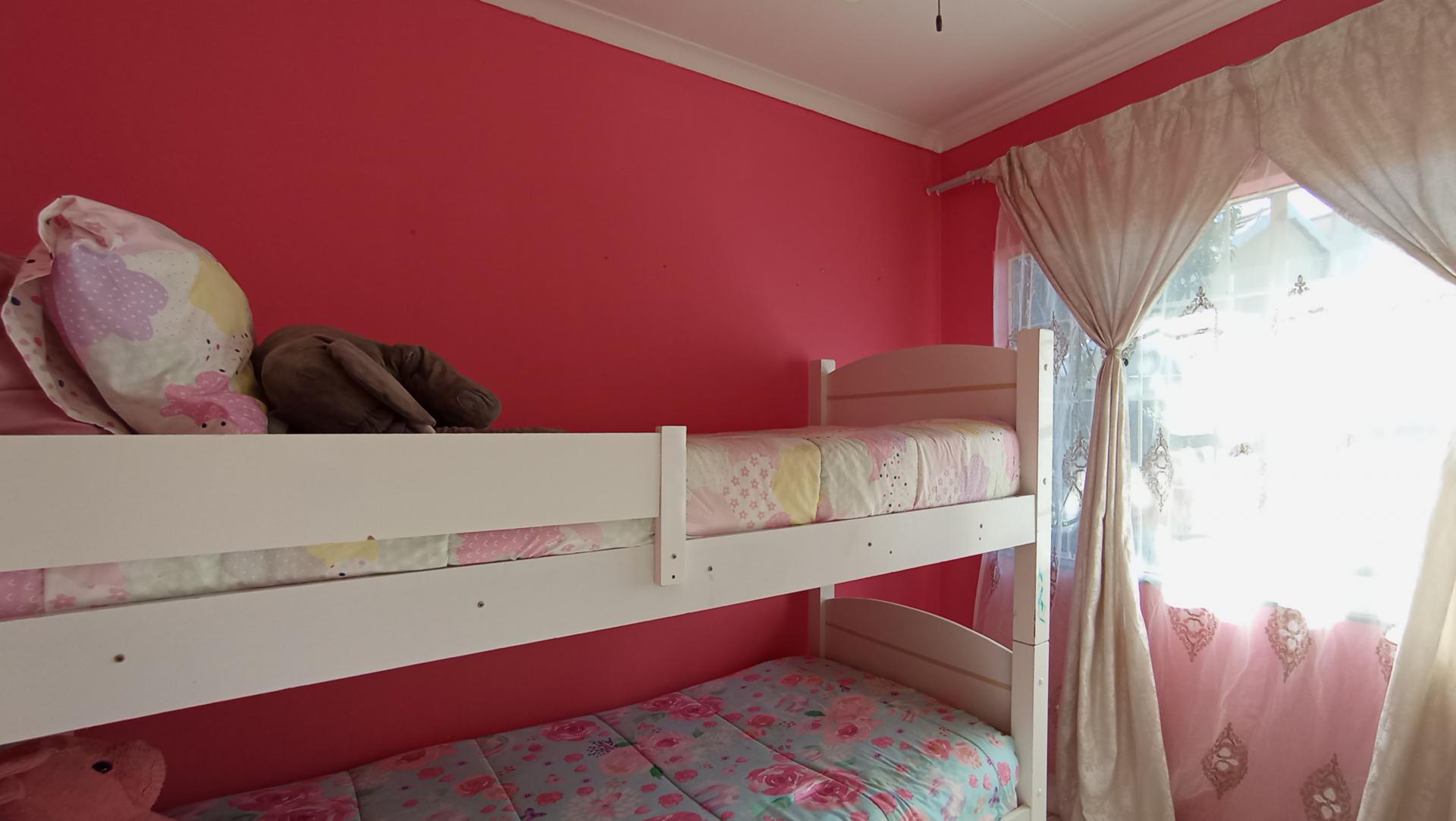 Bed Room 2 - 10 square meters of property in Illiondale