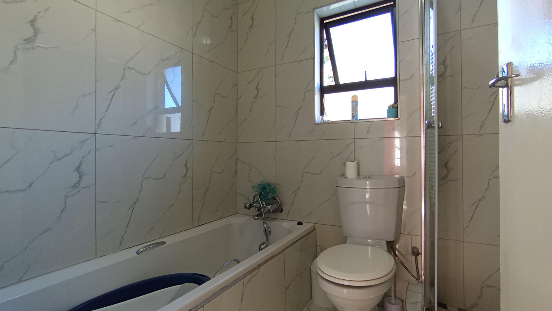 Bathroom 1 - 5 square meters of property in Illiondale