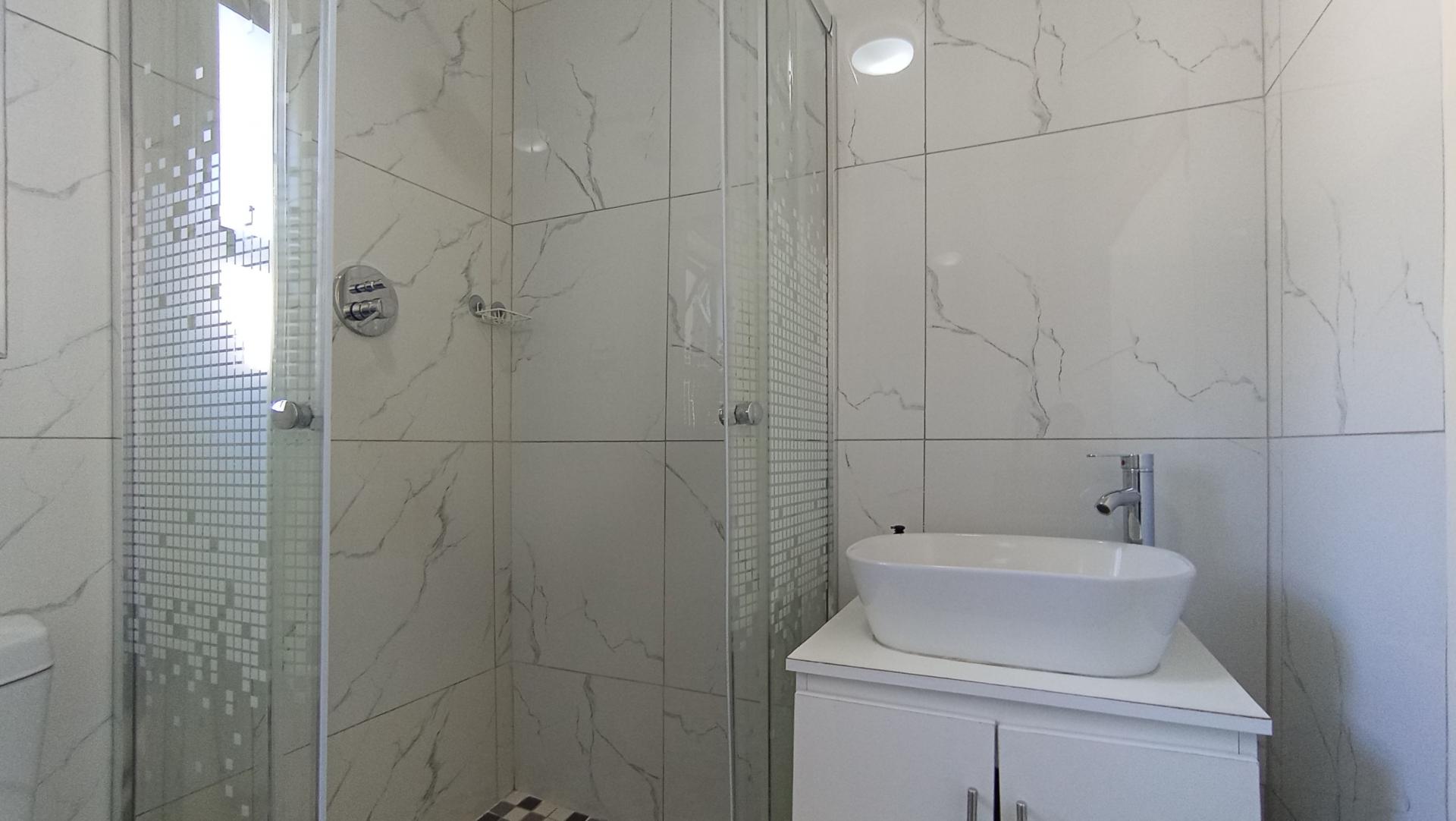 Bathroom 1 - 5 square meters of property in Illiondale