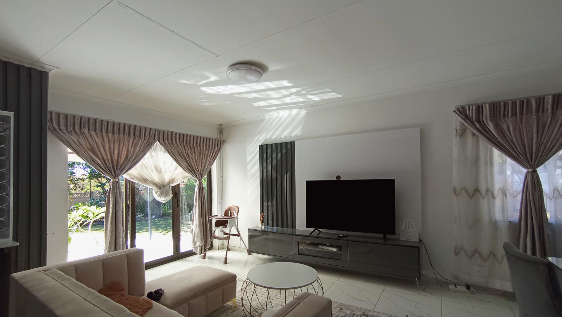 Lounges - 18 square meters of property in Illiondale