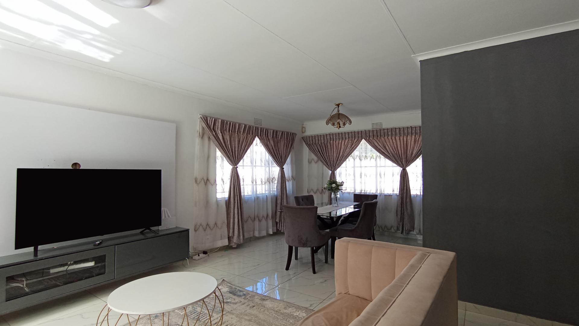 Lounges - 18 square meters of property in Illiondale