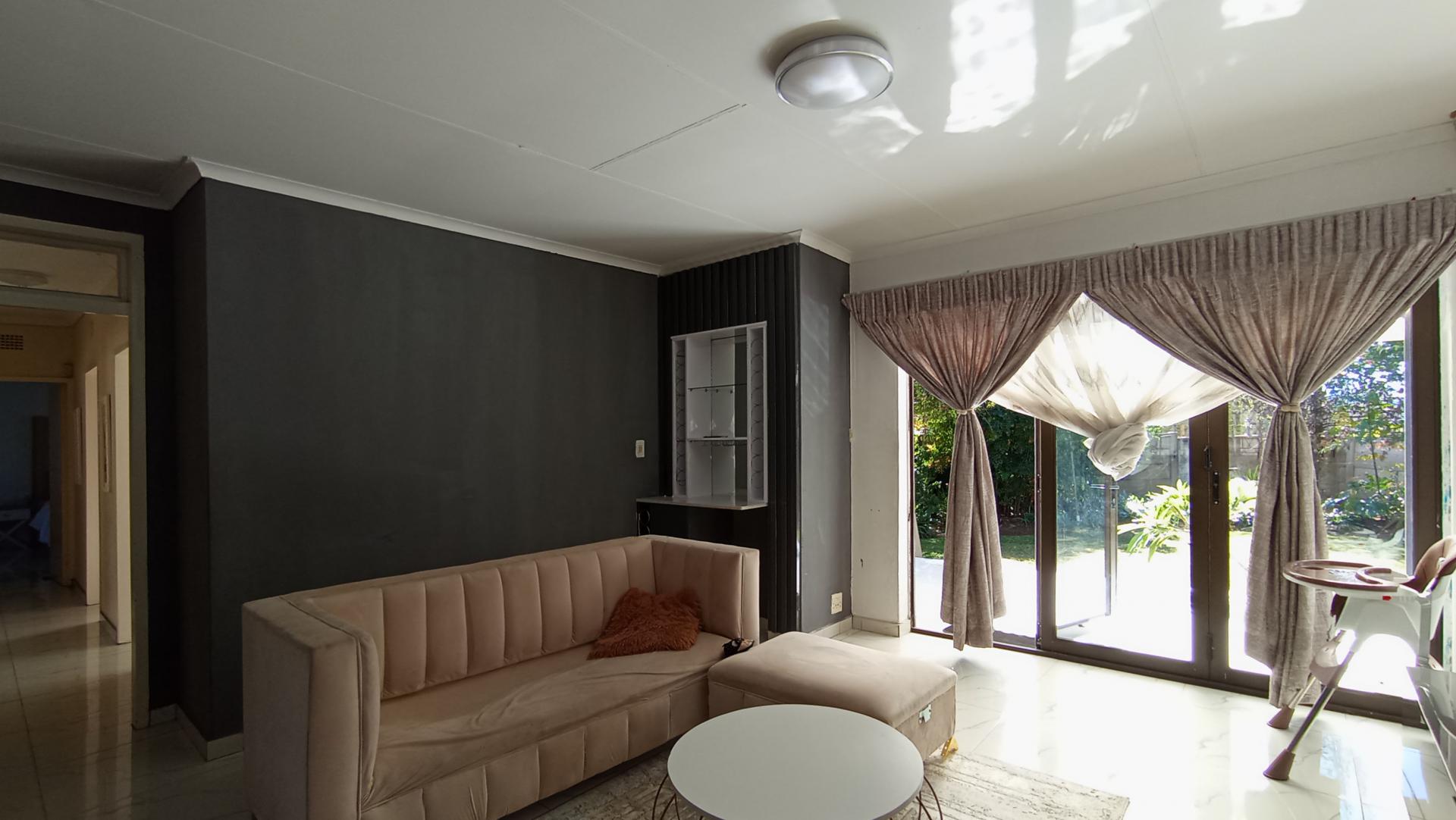 Lounges - 18 square meters of property in Illiondale