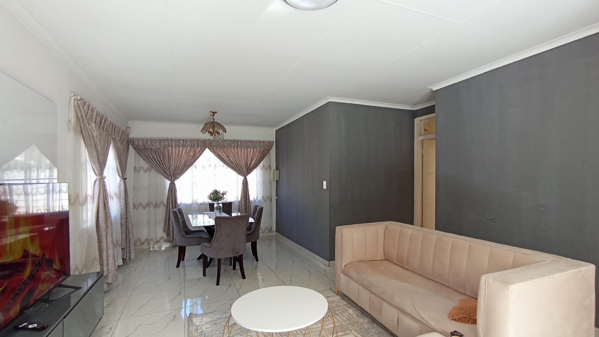 Lounges - 18 square meters of property in Illiondale