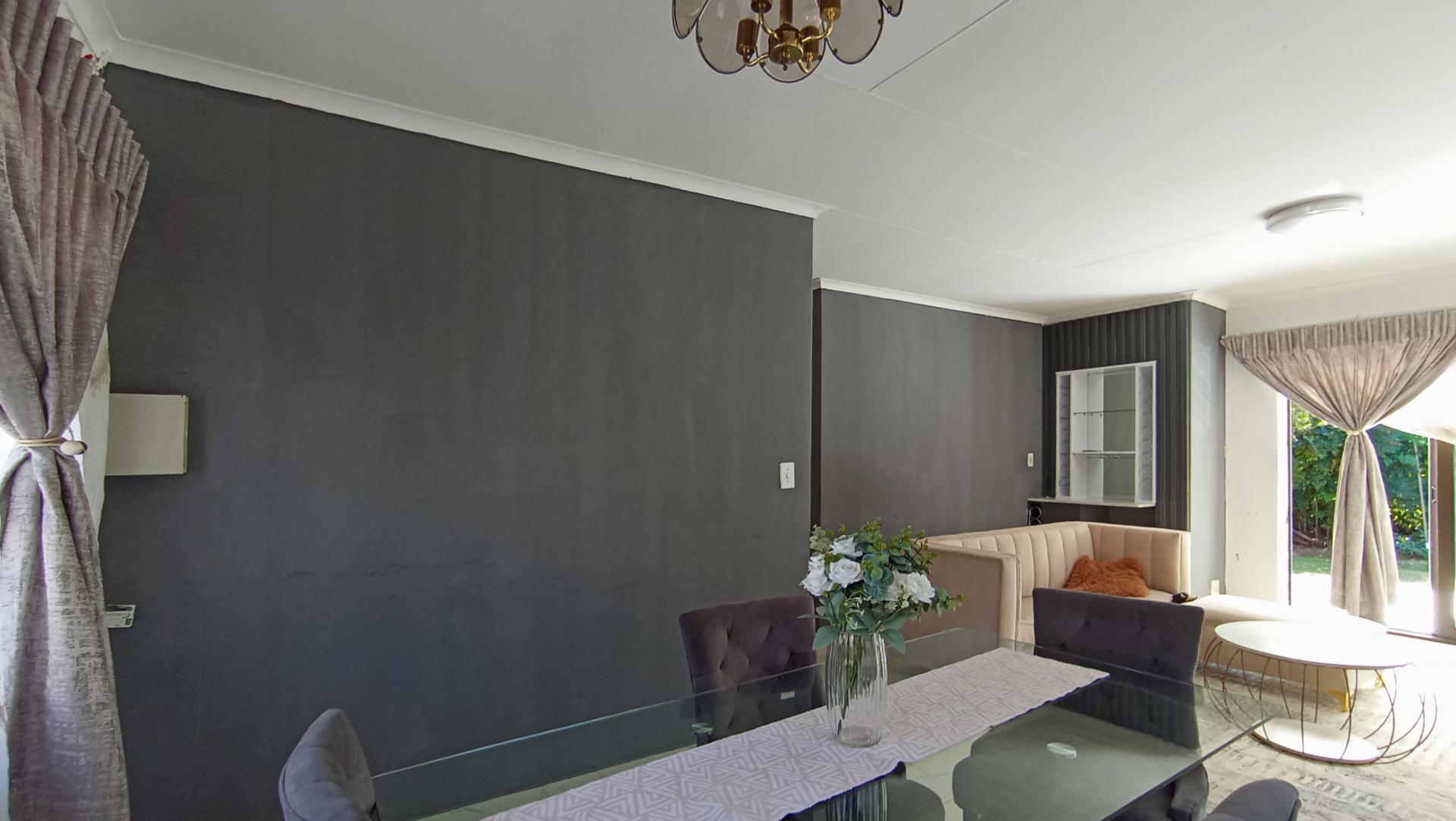 Dining Room - 8 square meters of property in Illiondale