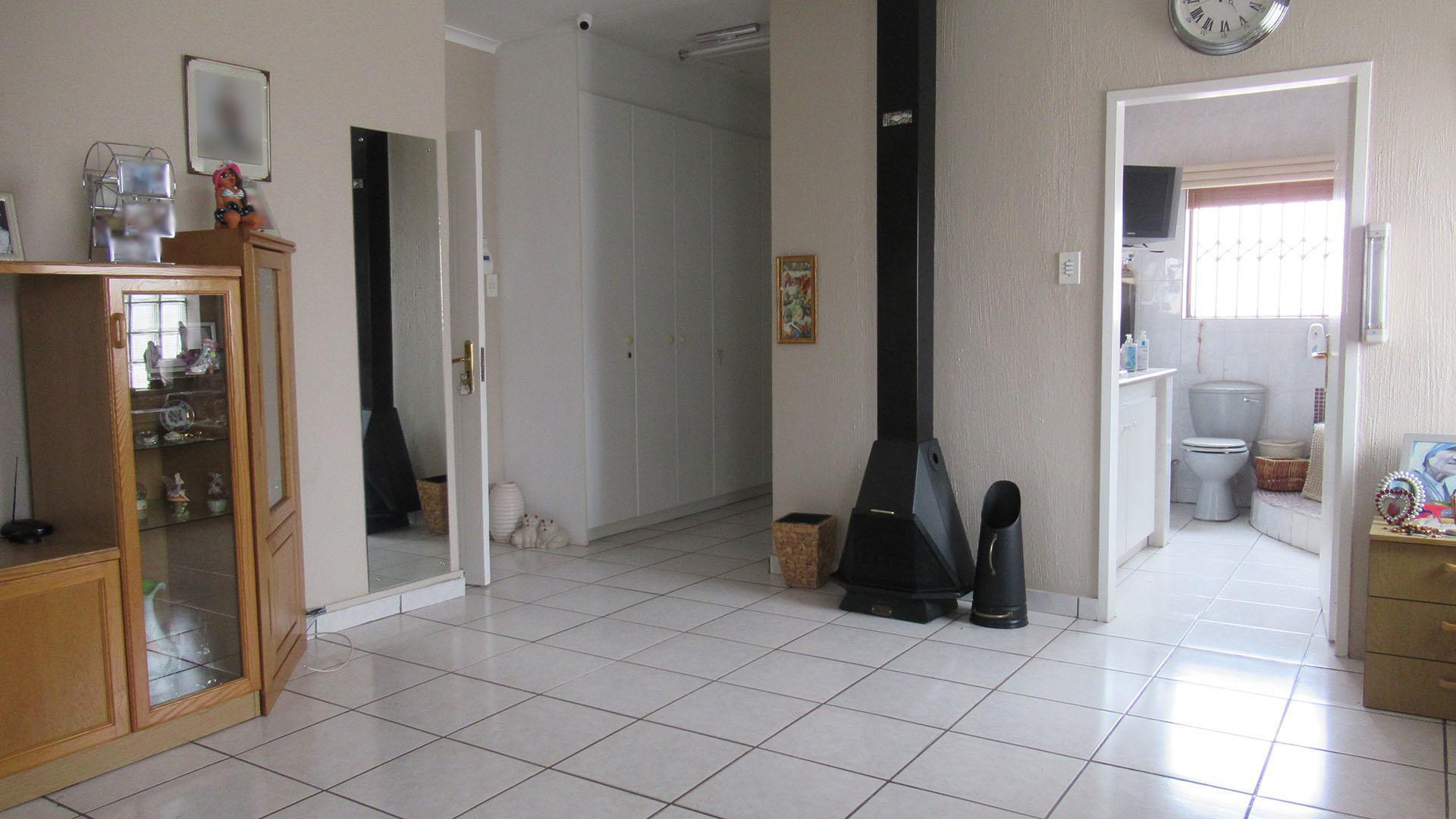 Lounges - 62 square meters of property in Winchester Hills