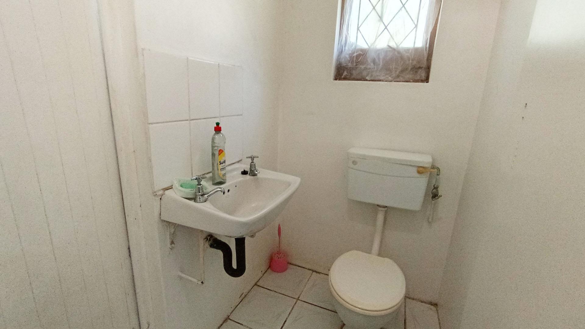 Staff Bathroom - 4 square meters of property in Berea West 