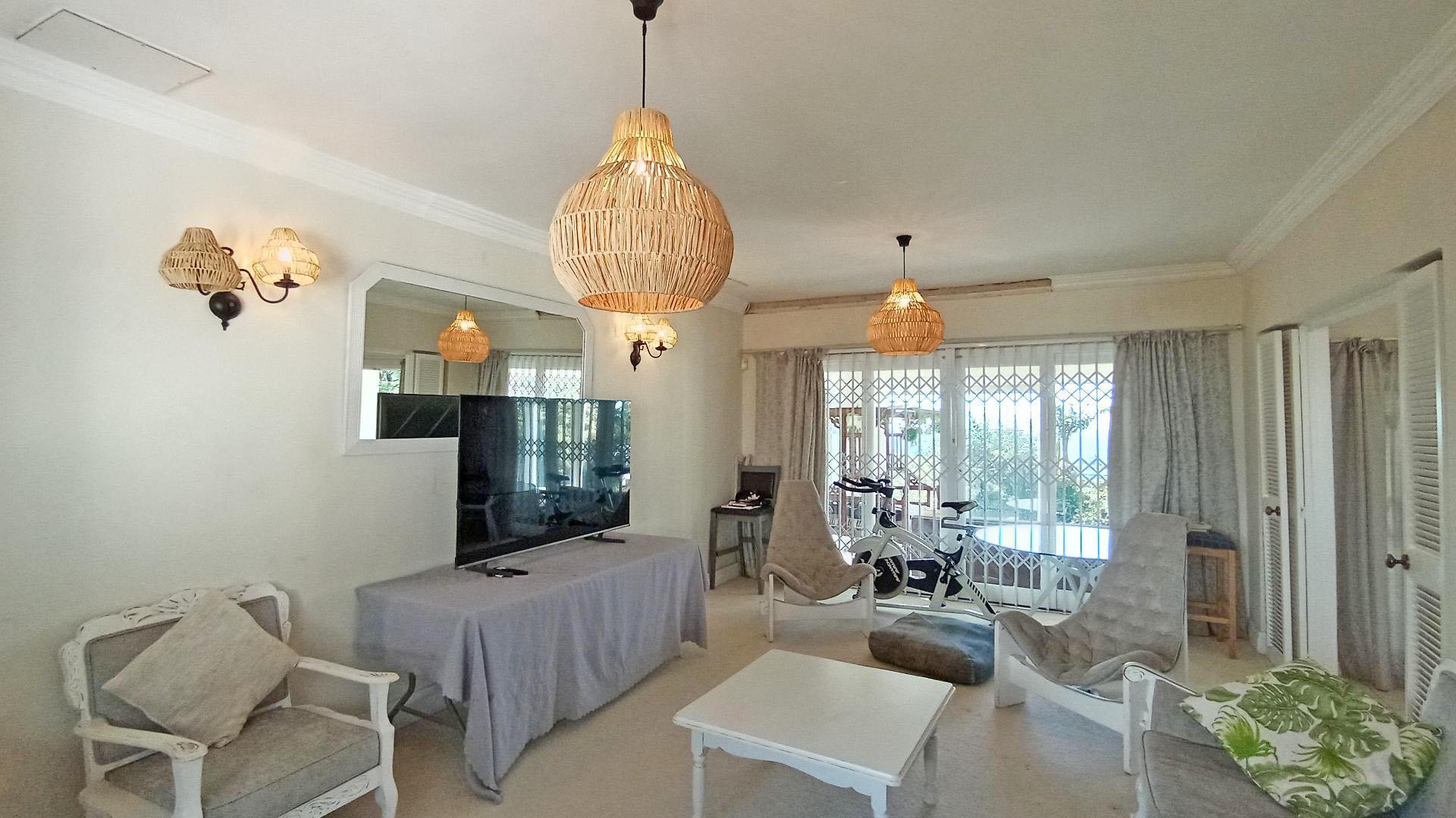 Lounges - 35 square meters of property in Berea West 