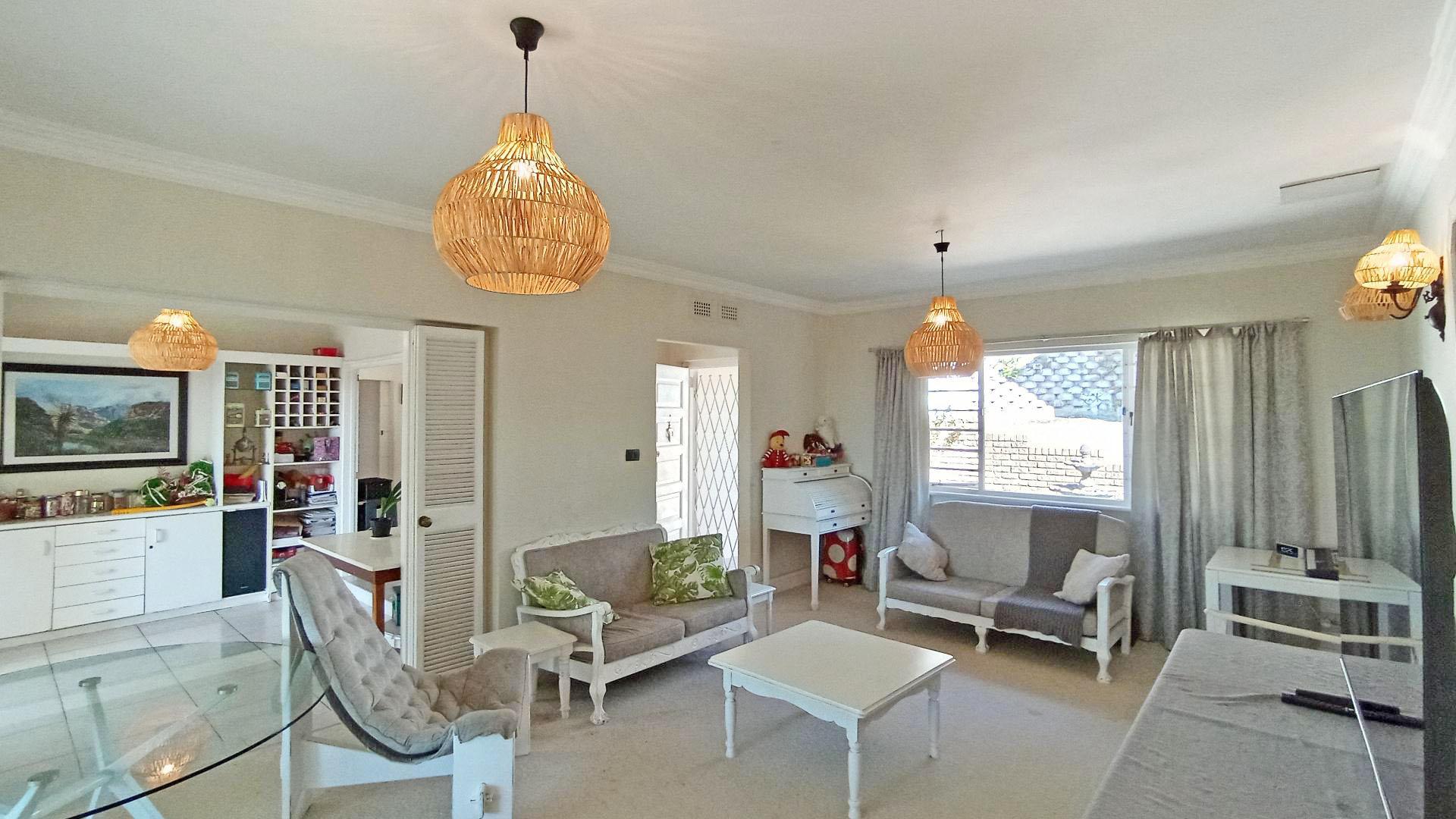 Lounges - 35 square meters of property in Berea West 