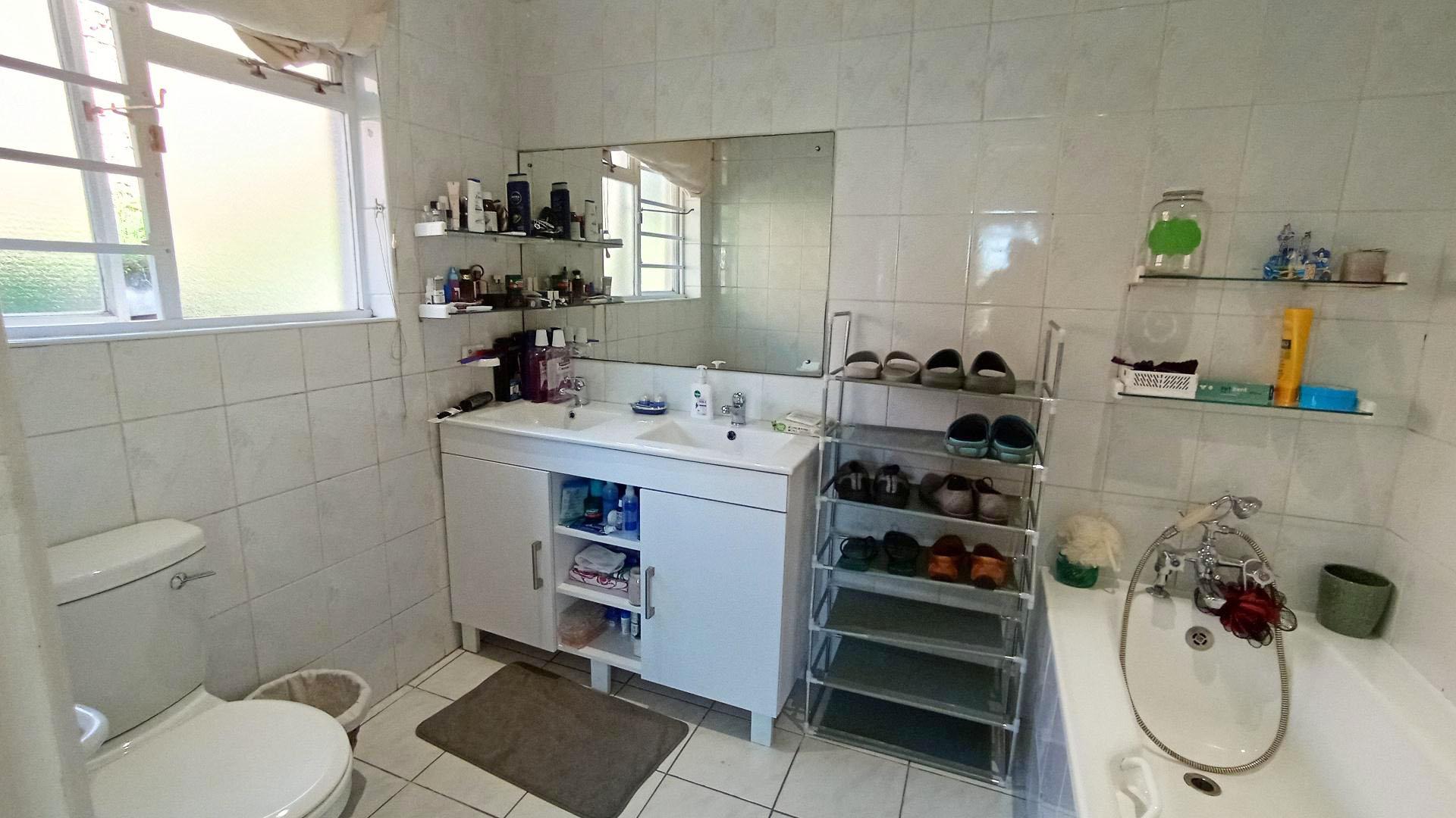 Main Bathroom - 8 square meters of property in Berea West 