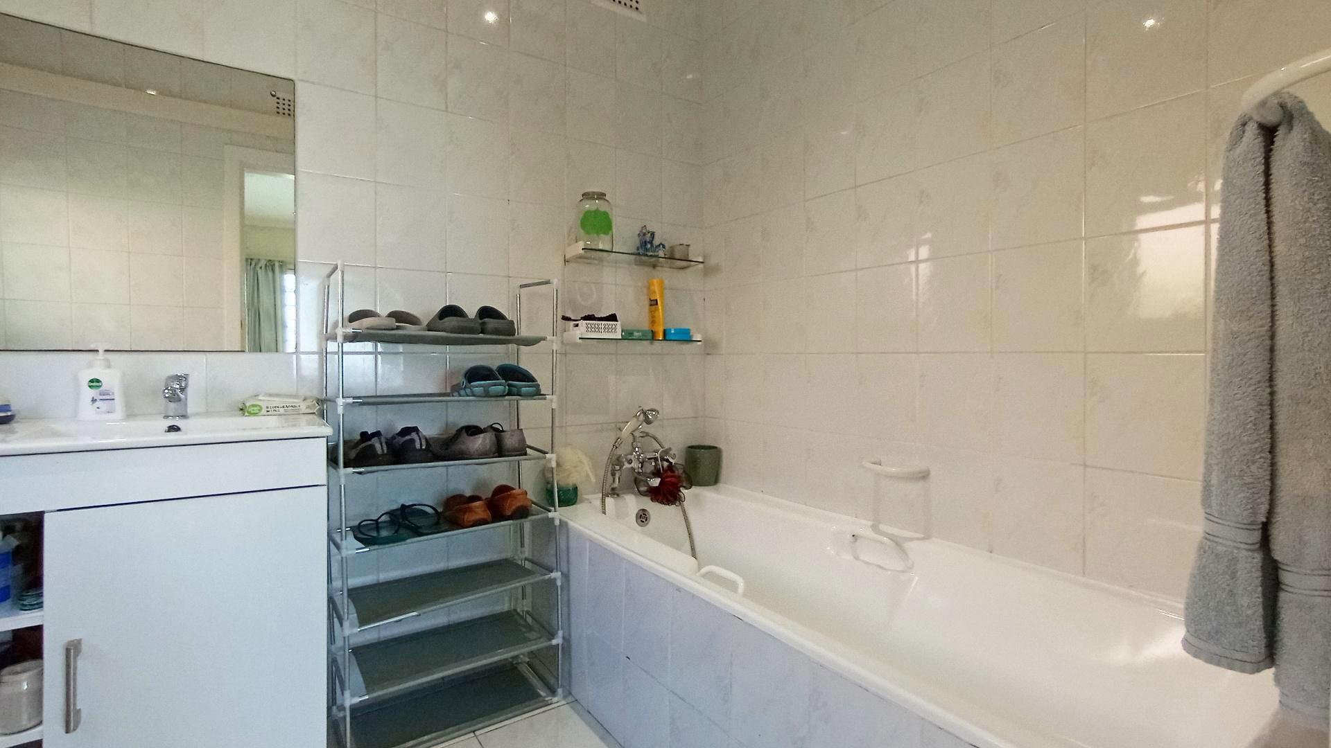 Main Bathroom - 8 square meters of property in Berea West 