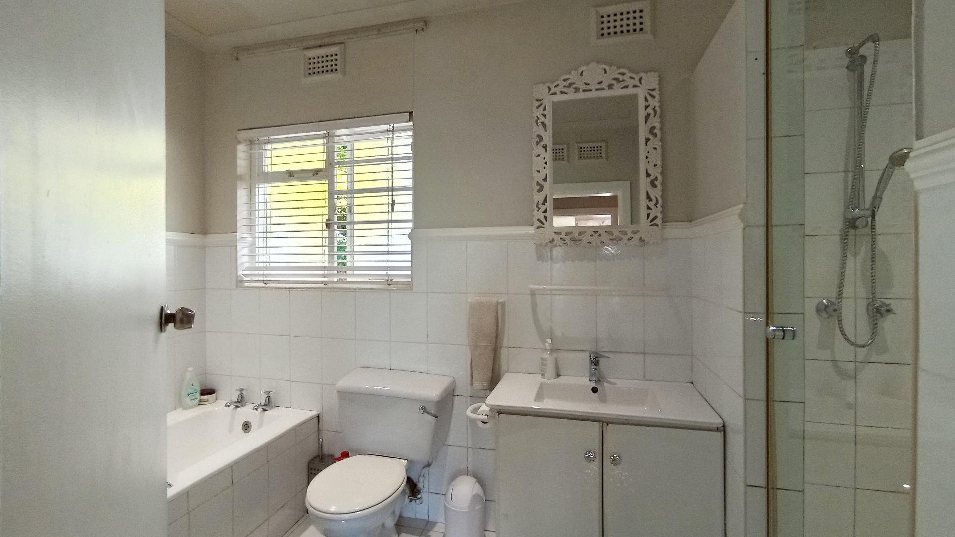 Bathroom 1 - 13 square meters of property in Berea West 