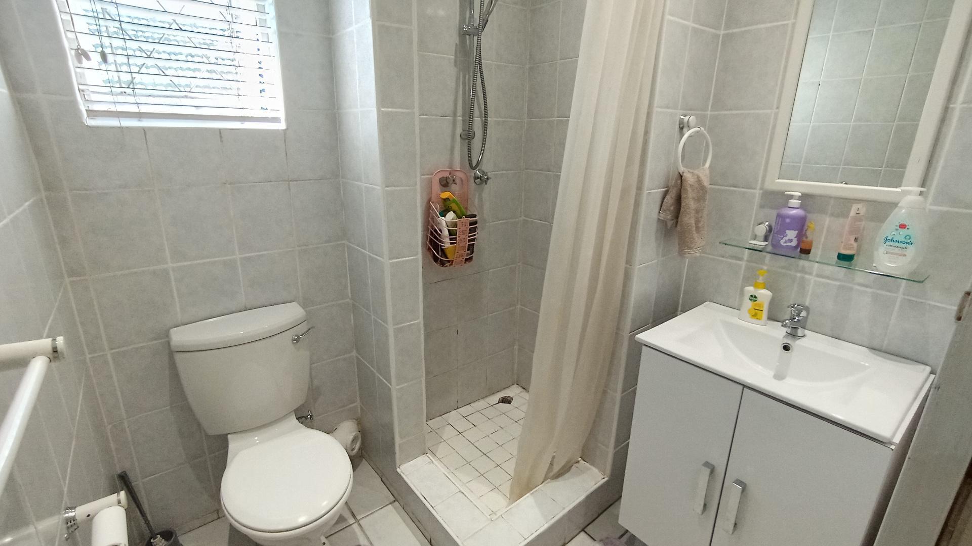 Bathroom 1 - 13 square meters of property in Berea West 