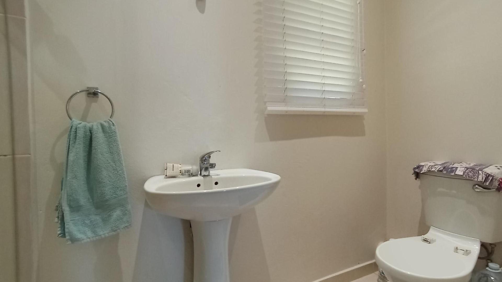 Bathroom 1 - 13 square meters of property in Berea West 