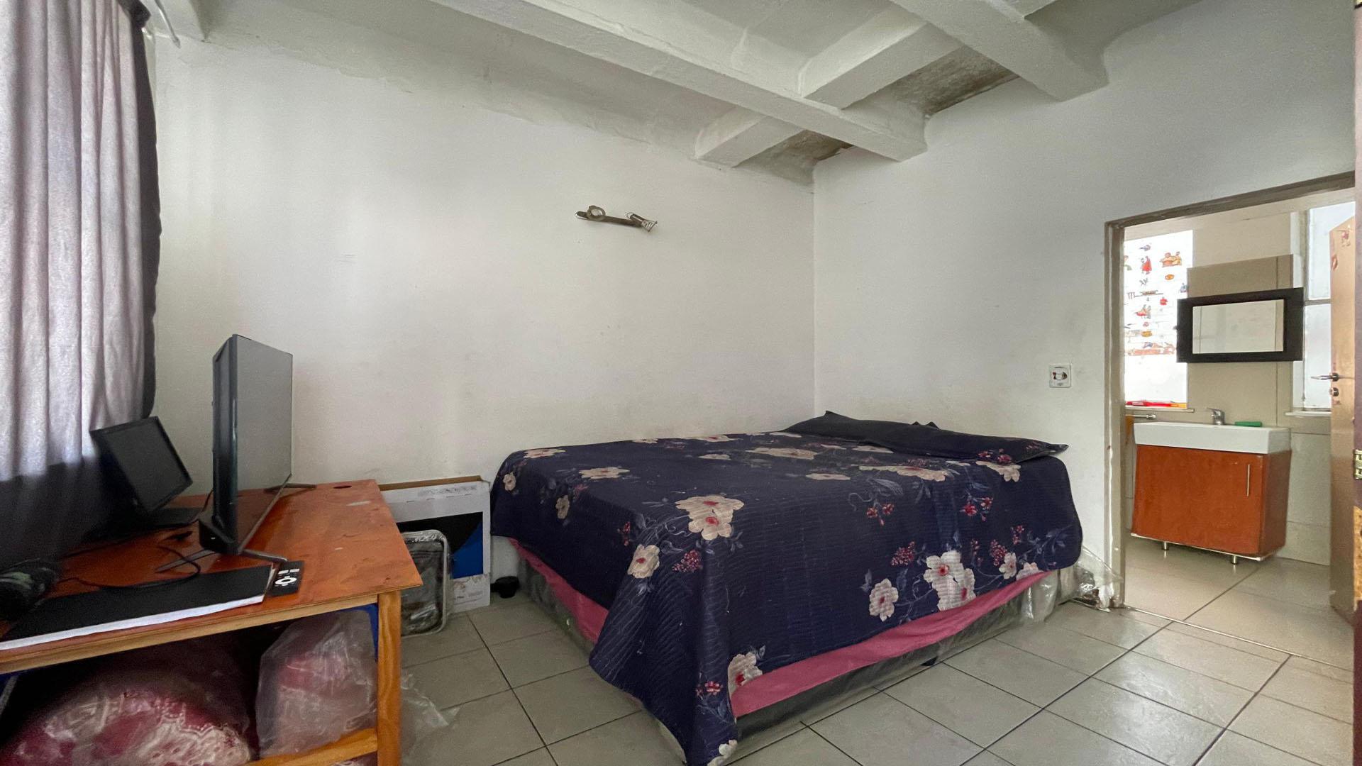 Bed Room 1 of property in Braamfontein