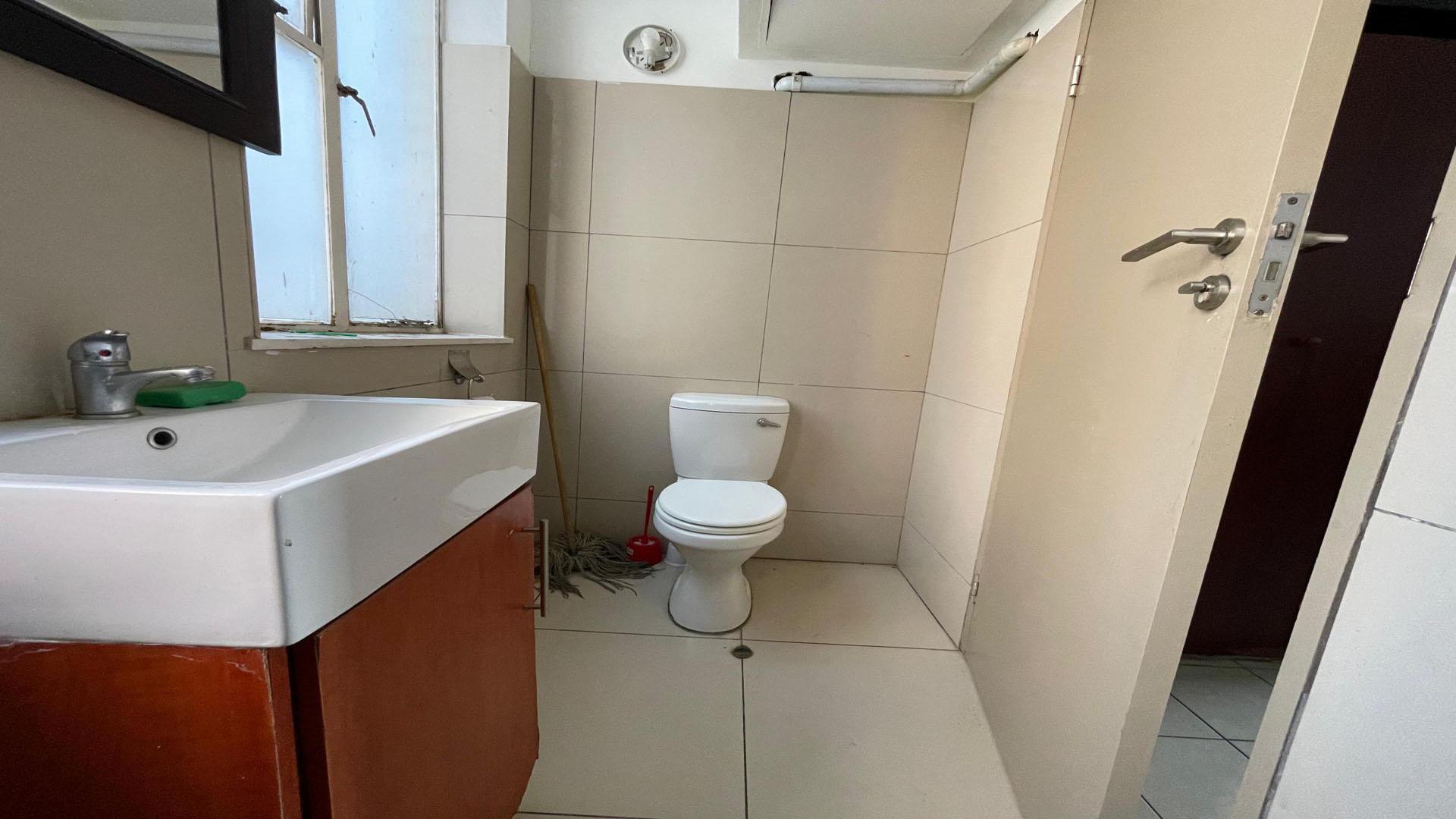 Bathroom 1 of property in Braamfontein