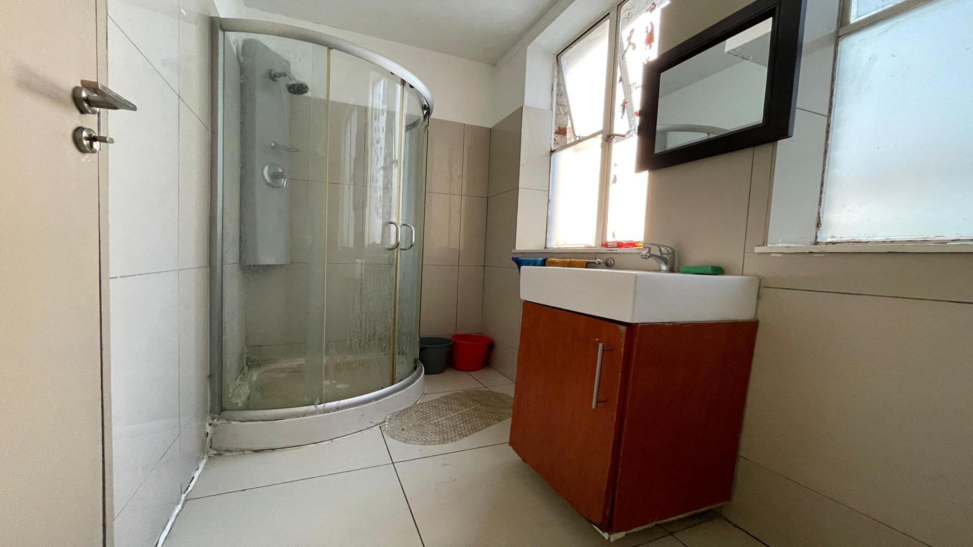 Bathroom 1 of property in Braamfontein