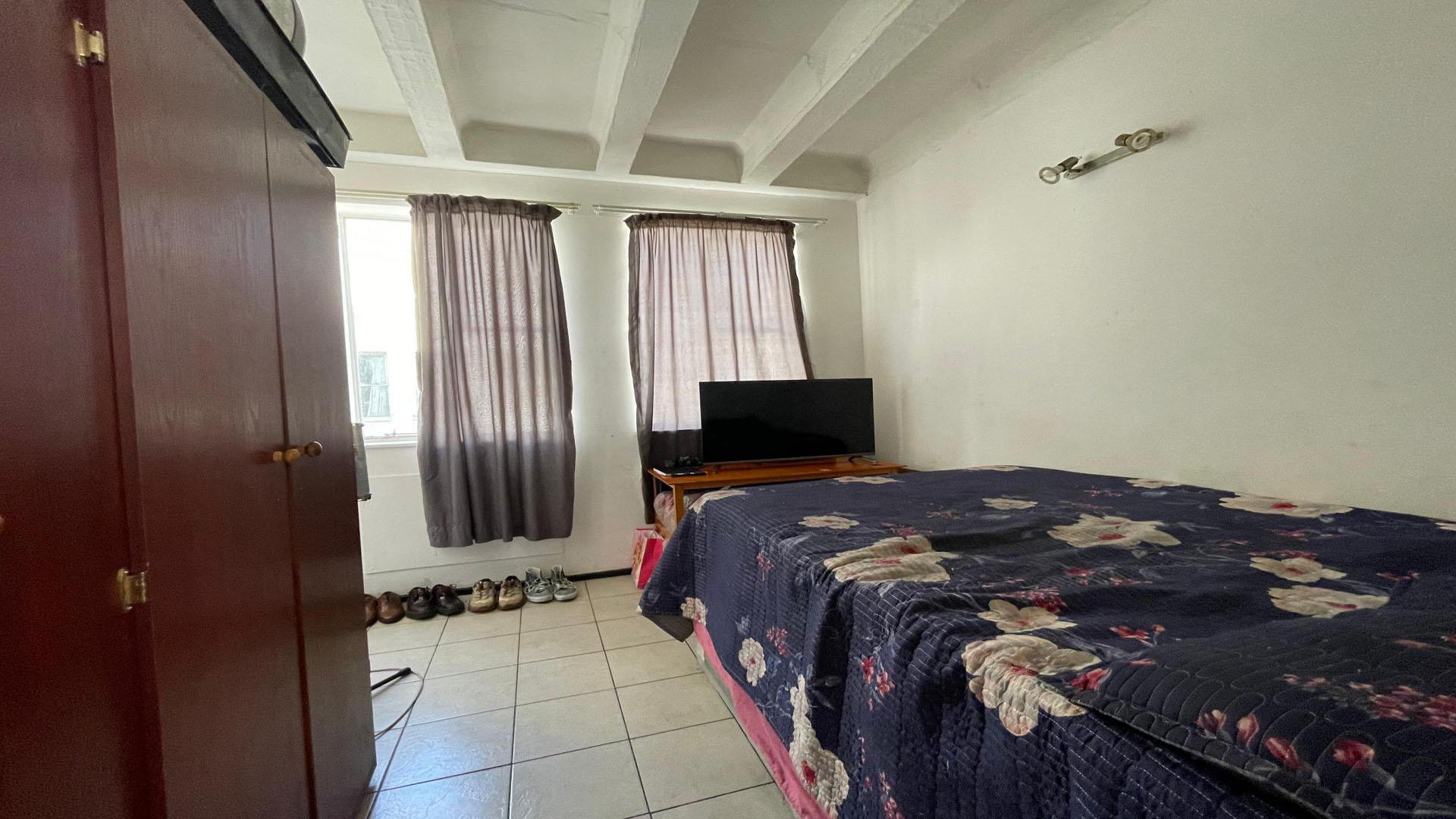 Bed Room 1 of property in Braamfontein