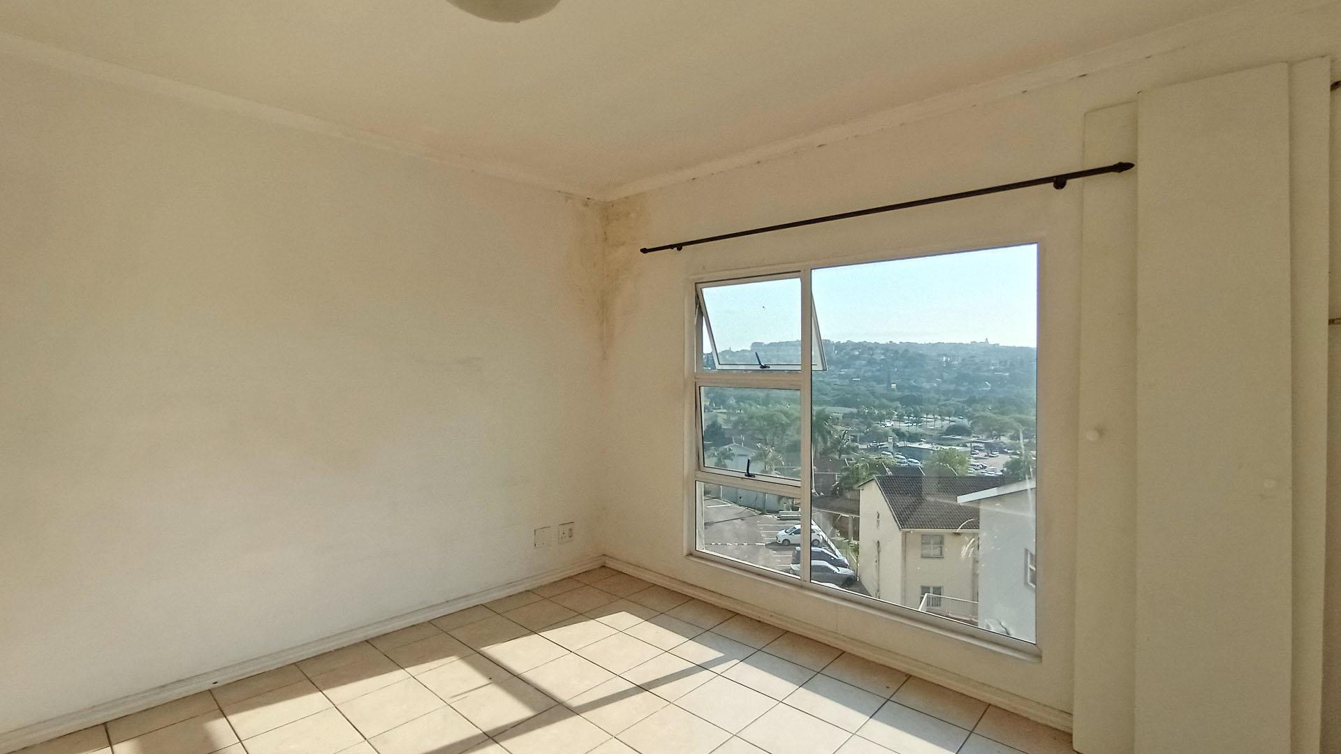 Main Bedroom - 18 square meters of property in Sea View 