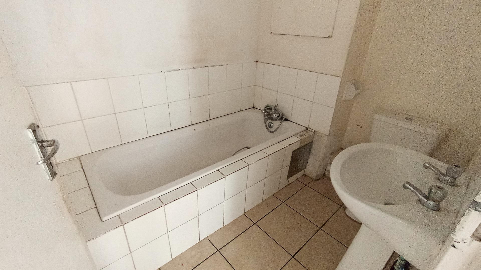 Bathroom 1 - 5 square meters of property in Sea View 