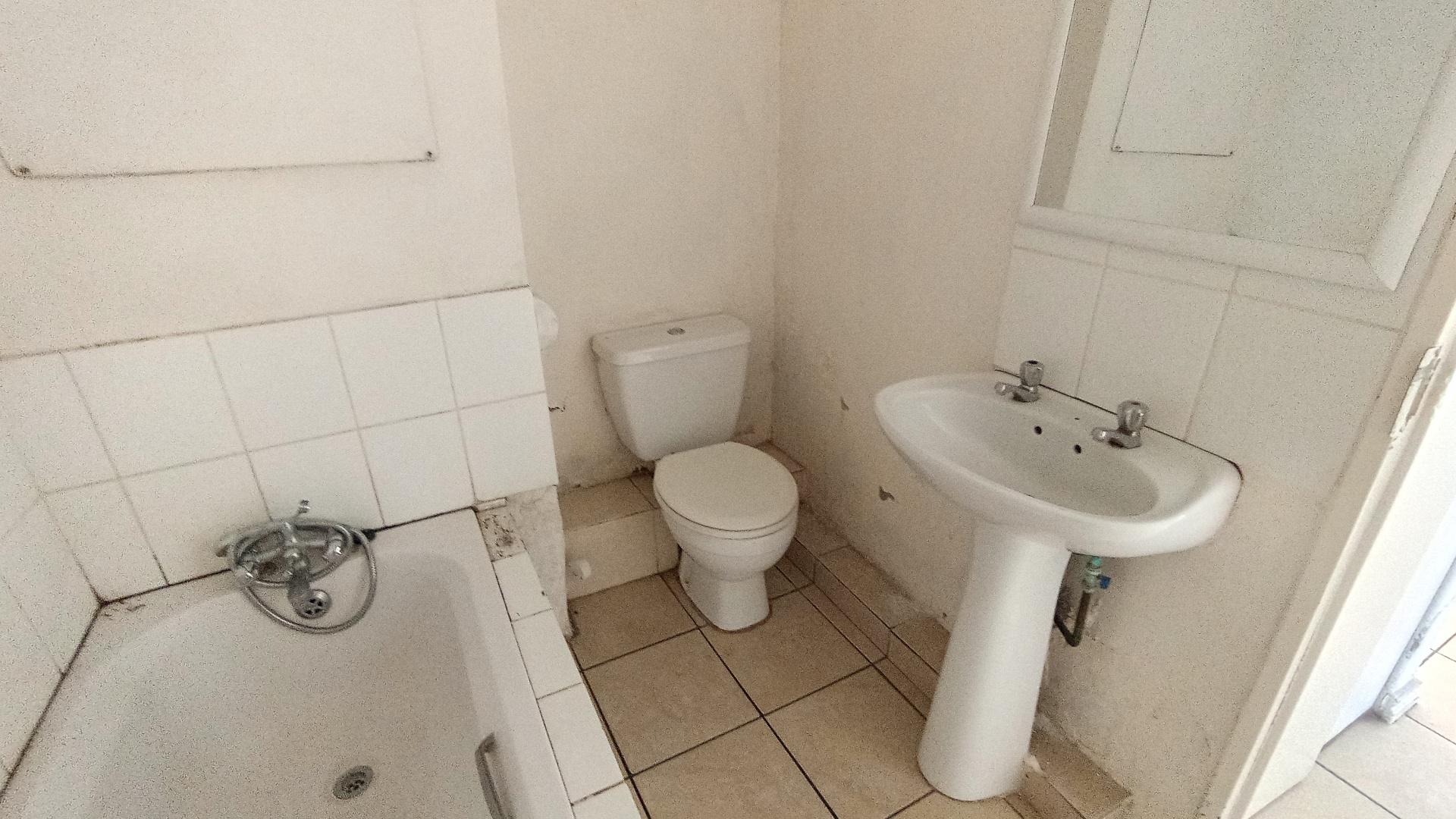 Bathroom 1 - 5 square meters of property in Sea View 