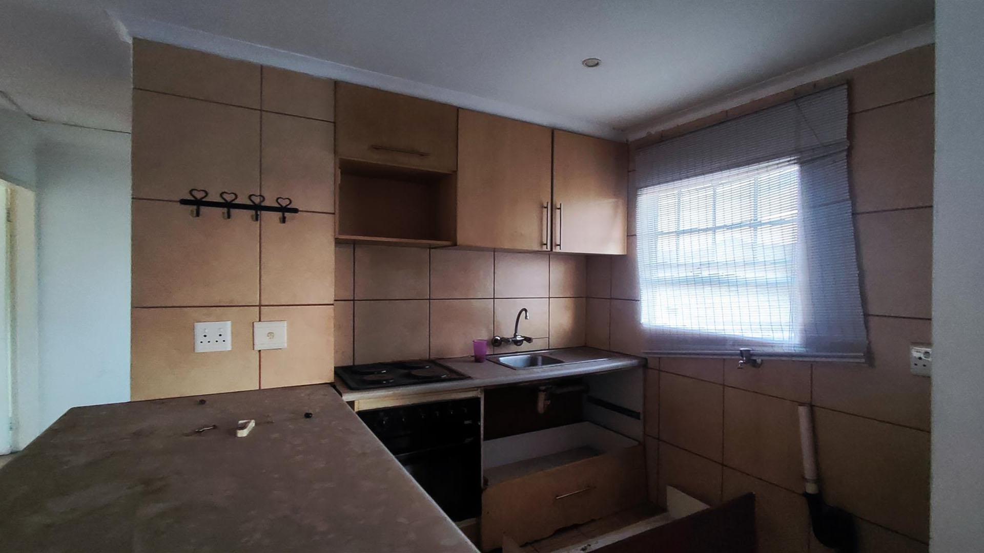Kitchen - 8 square meters of property in Ravenswood