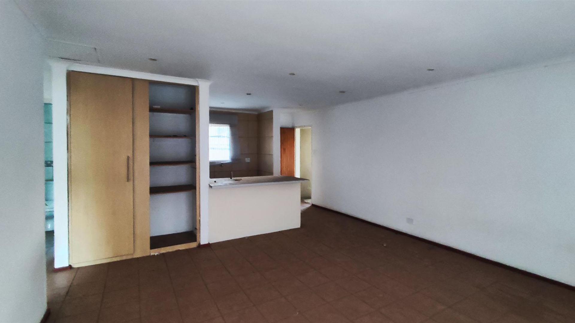 Lounges - 25 square meters of property in Ravenswood