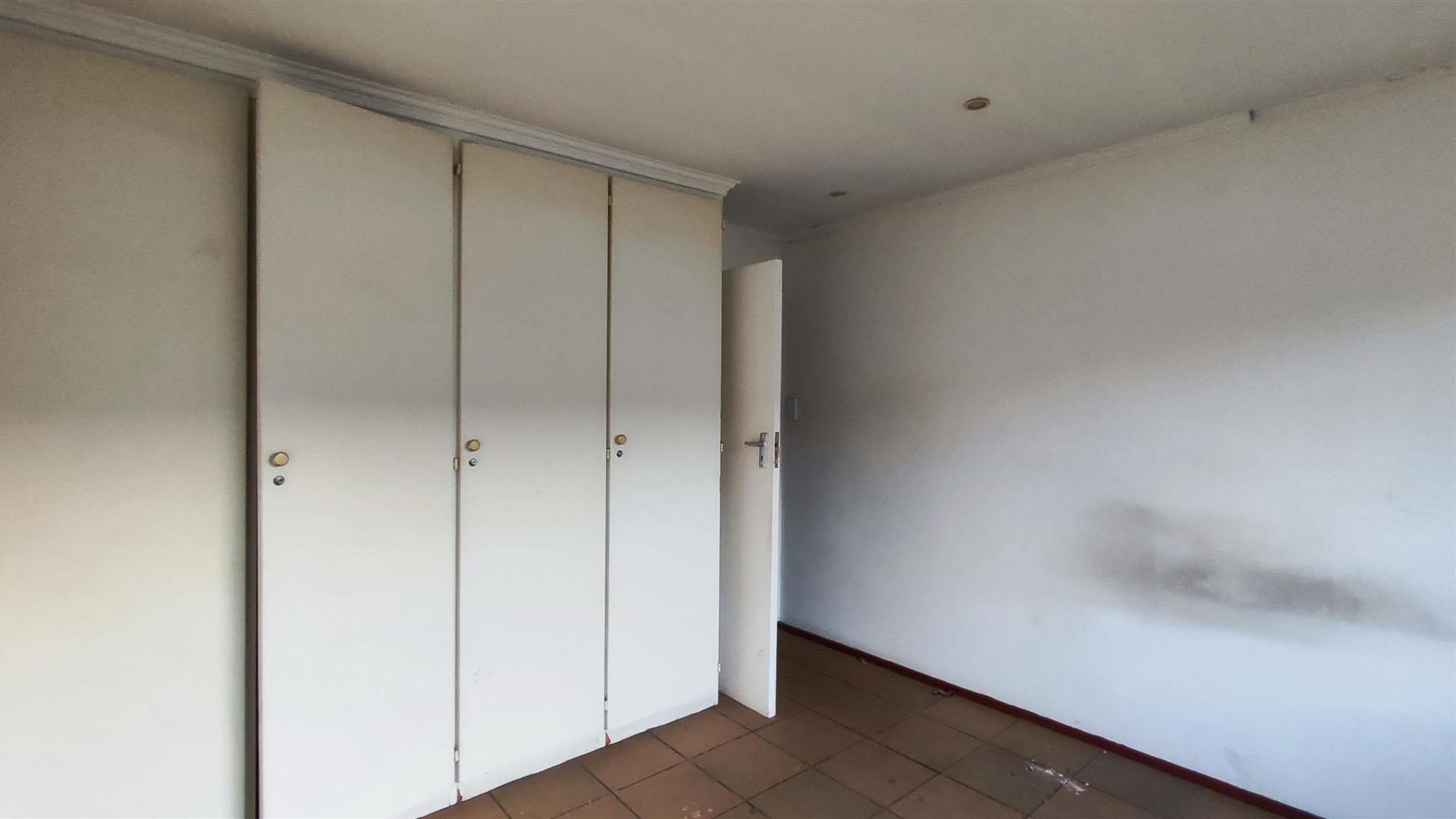 Bed Room 1 - 15 square meters of property in Ravenswood