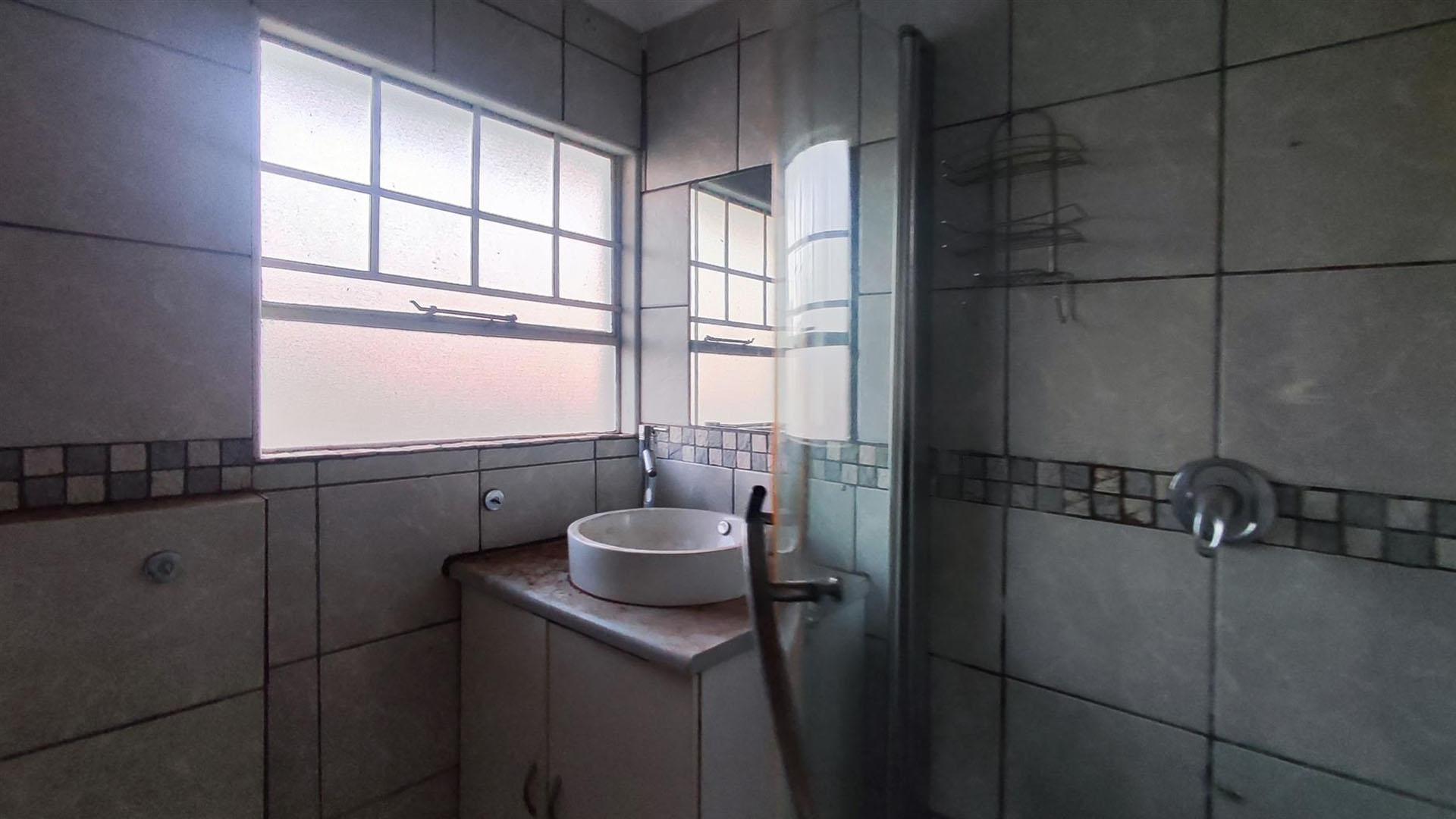 Bathroom 1 - 5 square meters of property in Ravenswood