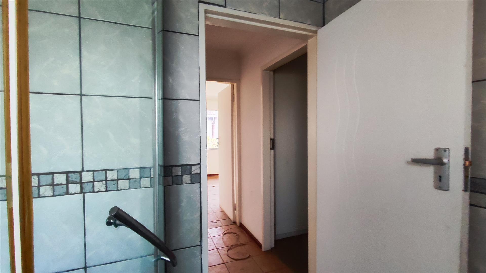 Bathroom 1 - 5 square meters of property in Ravenswood