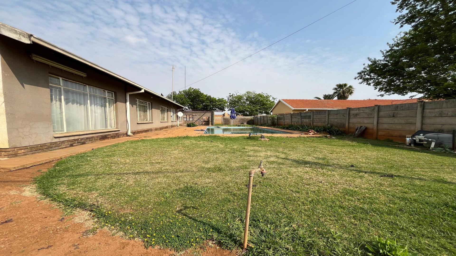 Backyard of property in Meiringspark