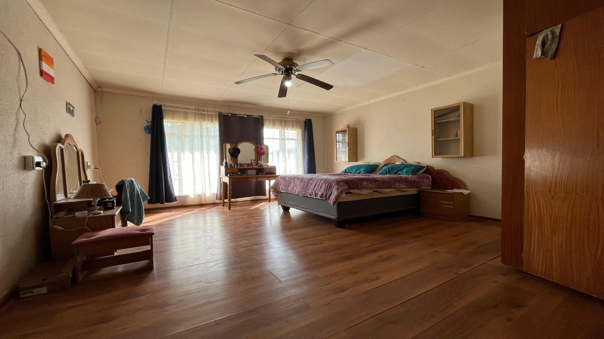 Bed Room 1 of property in Meiringspark