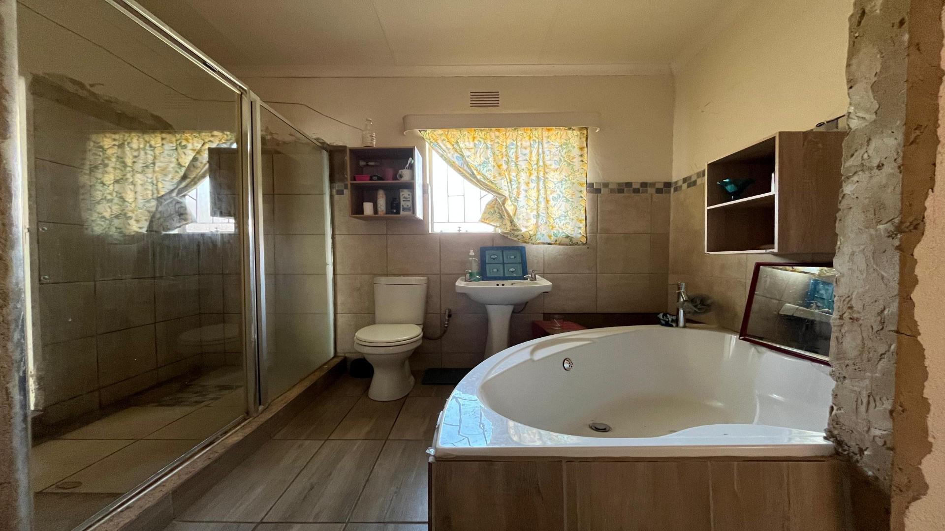 Bathroom 1 of property in Meiringspark