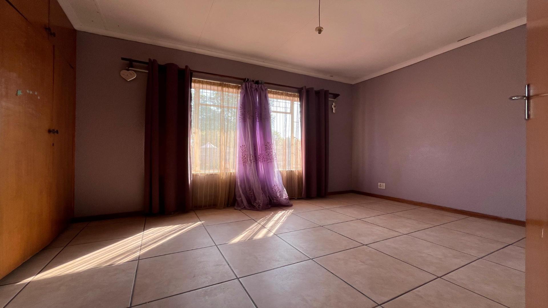 Bed Room 2 of property in Meiringspark