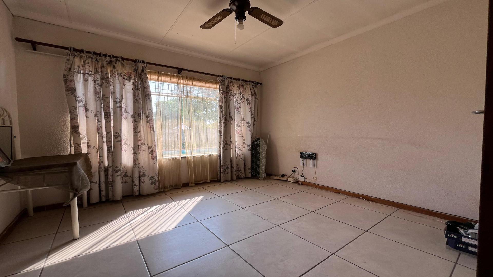 Bed Room 3 of property in Meiringspark