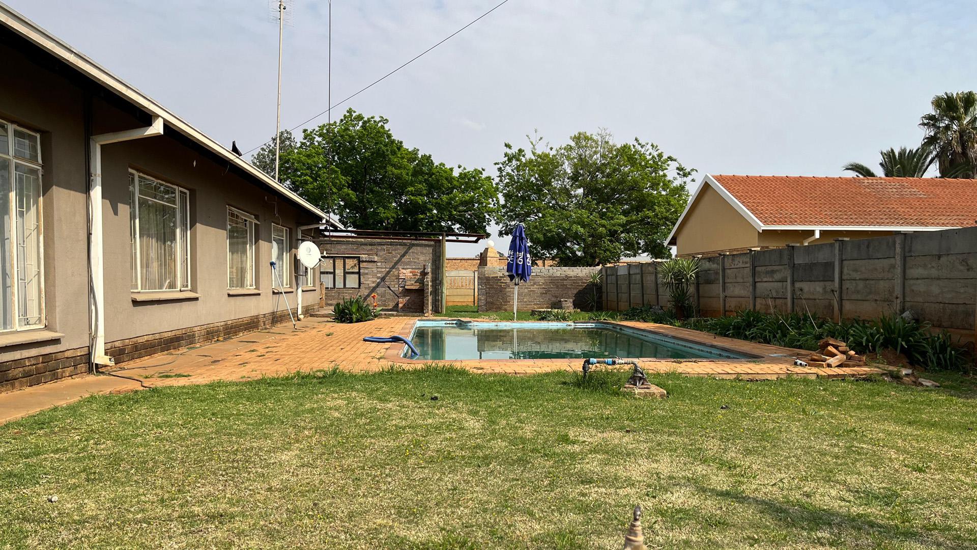 Swimming Pool of property in Meiringspark