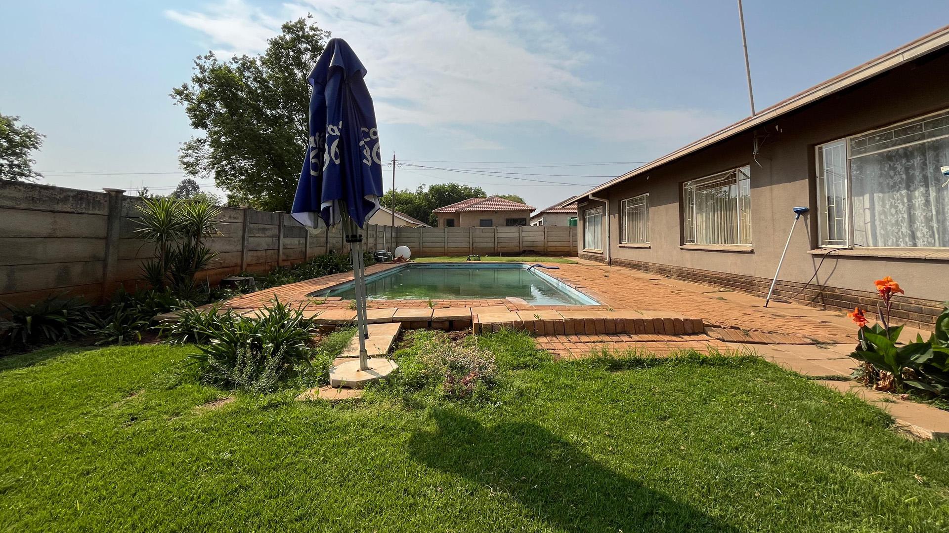 Swimming Pool of property in Meiringspark