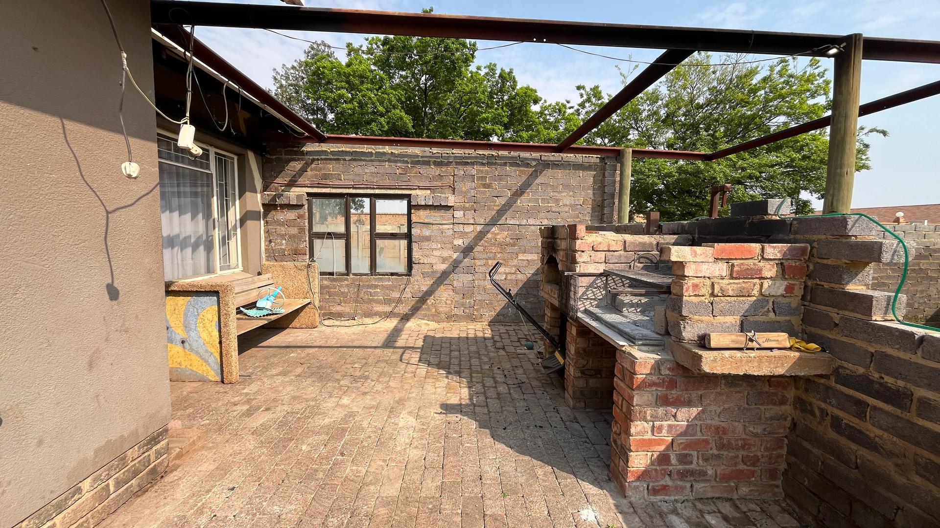 Entertainment of property in Meiringspark