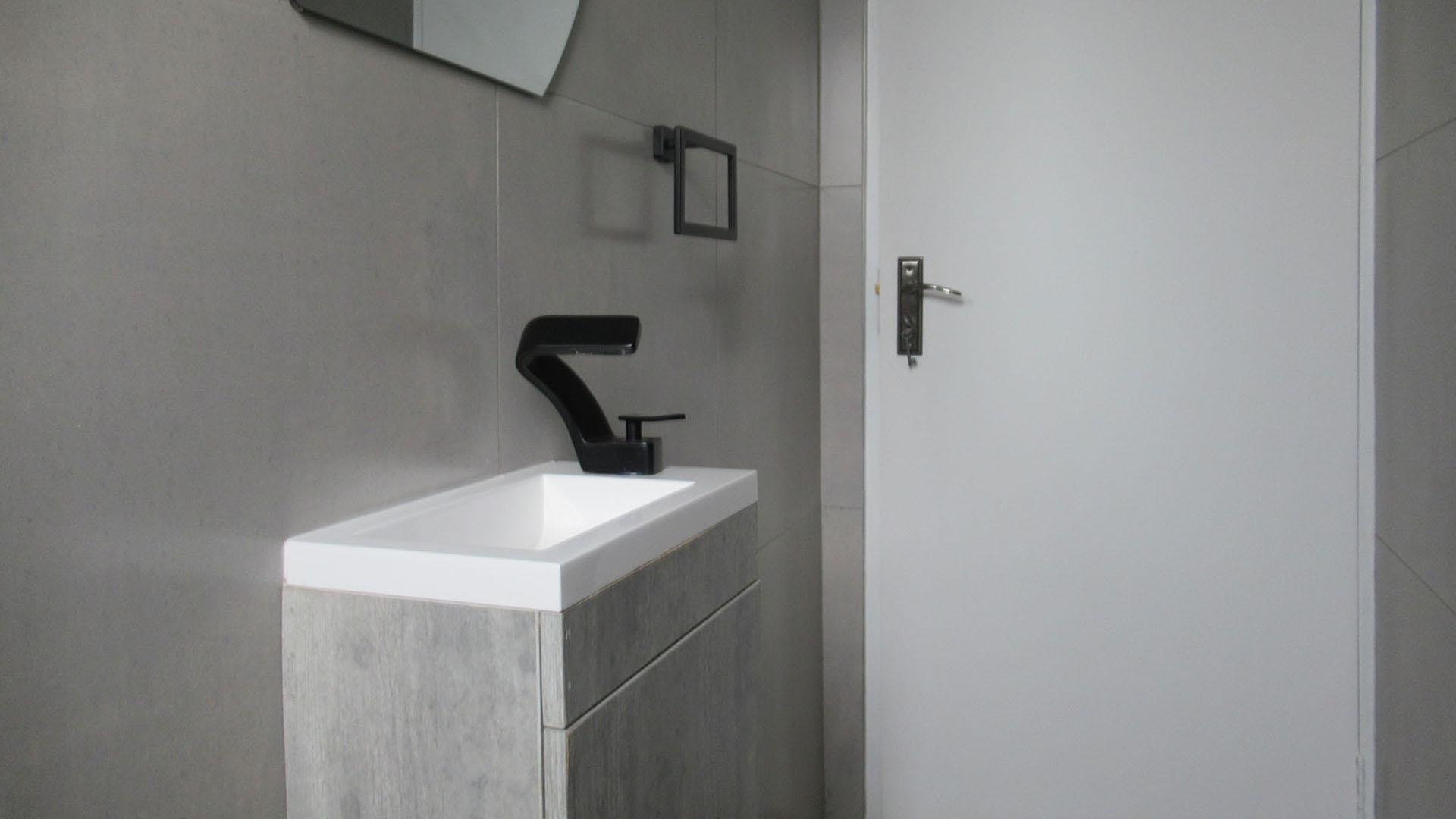 Guest Toilet - 2 square meters of property in Caro Nome AH