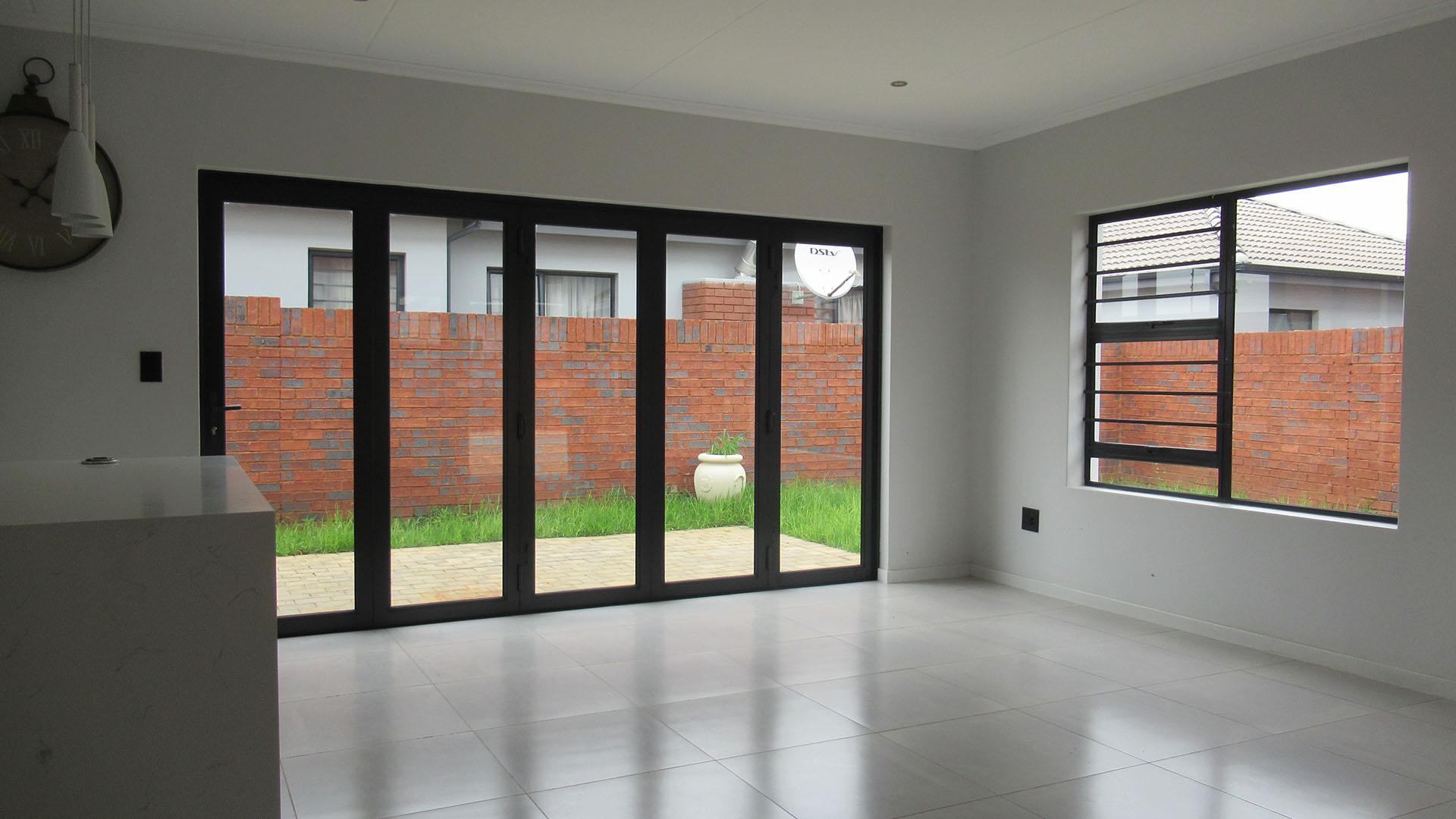 Lounges - 36 square meters of property in Caro Nome AH