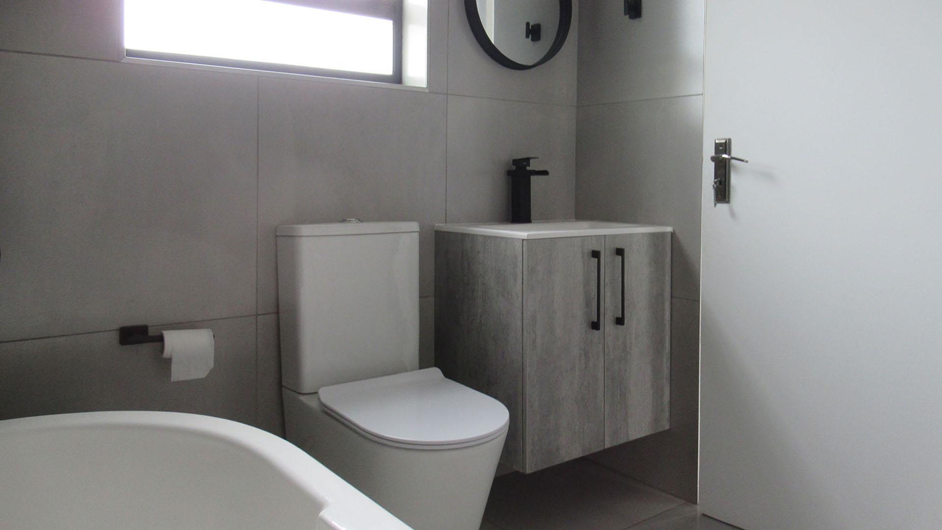 Bathroom 1 - 4 square meters of property in Caro Nome AH