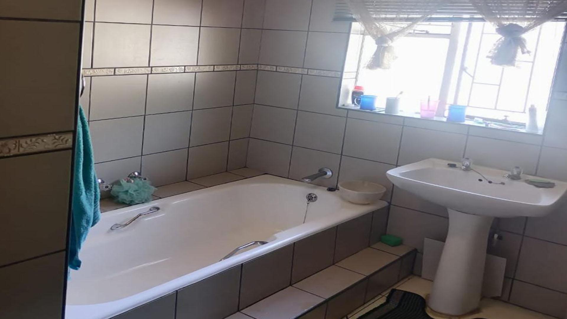 Bathroom 1 of property in West Acres