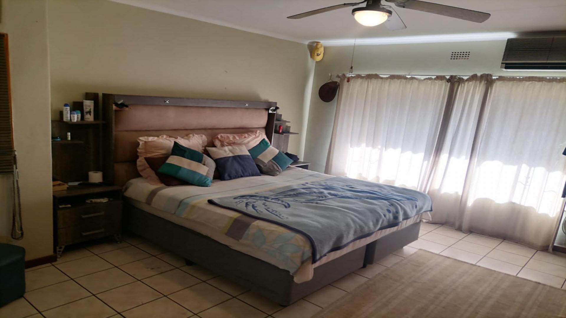 Main Bedroom of property in West Acres