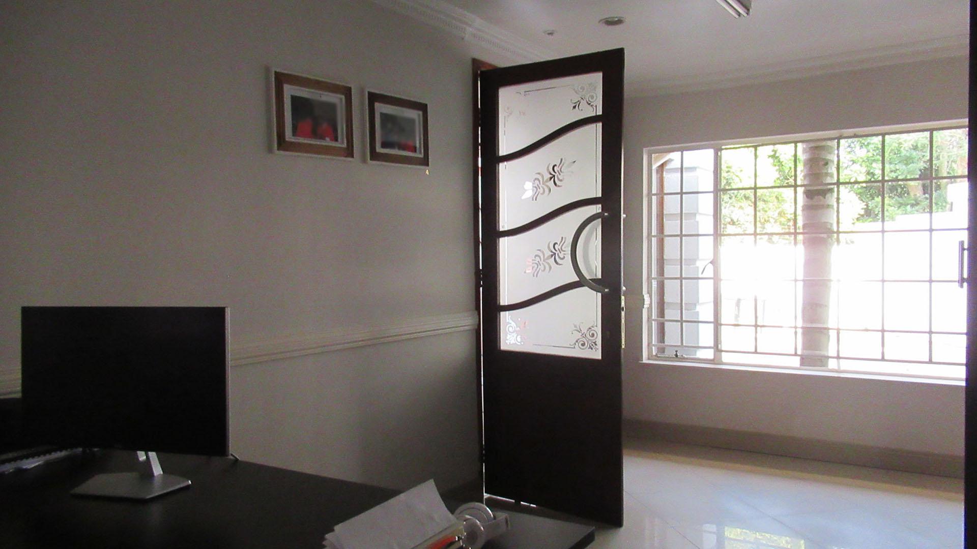 Study - 19 square meters of property in Sundowner