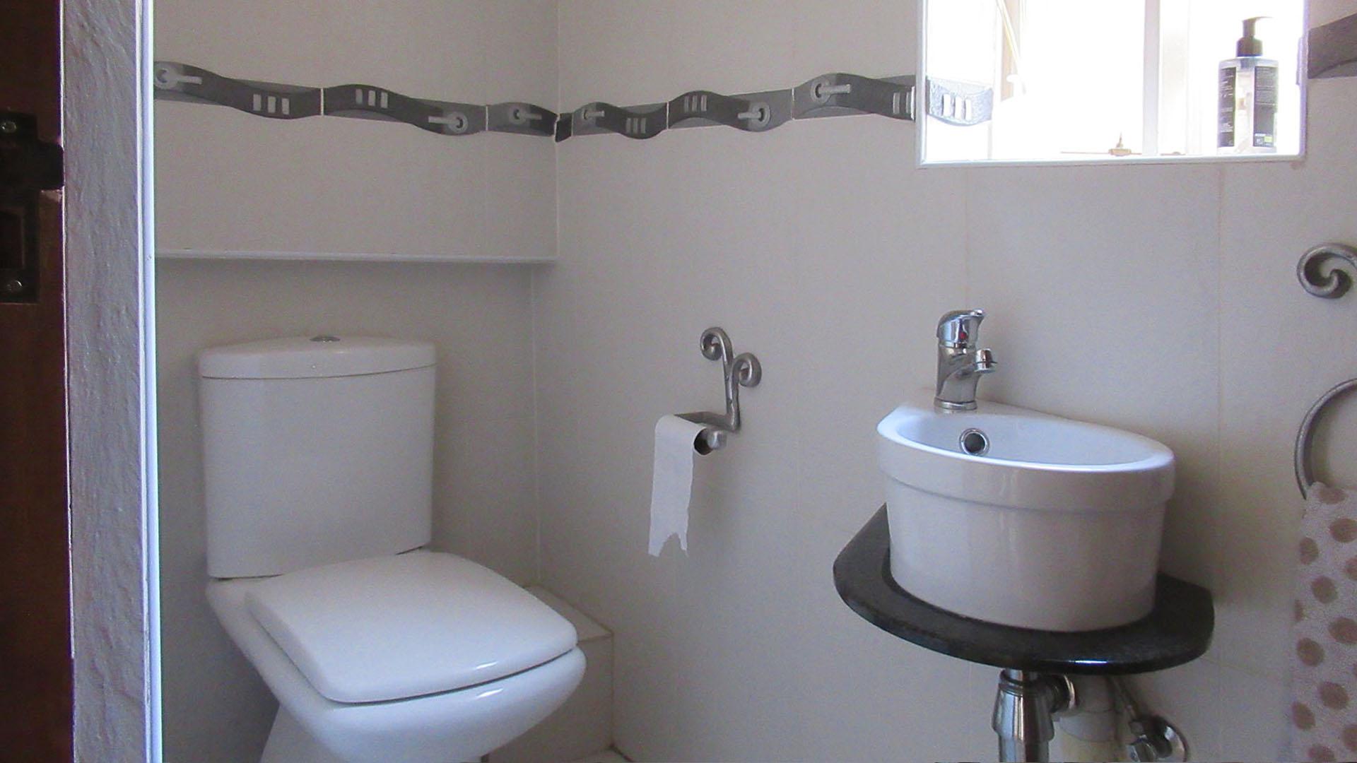 Guest Toilet - 3 square meters of property in Sundowner