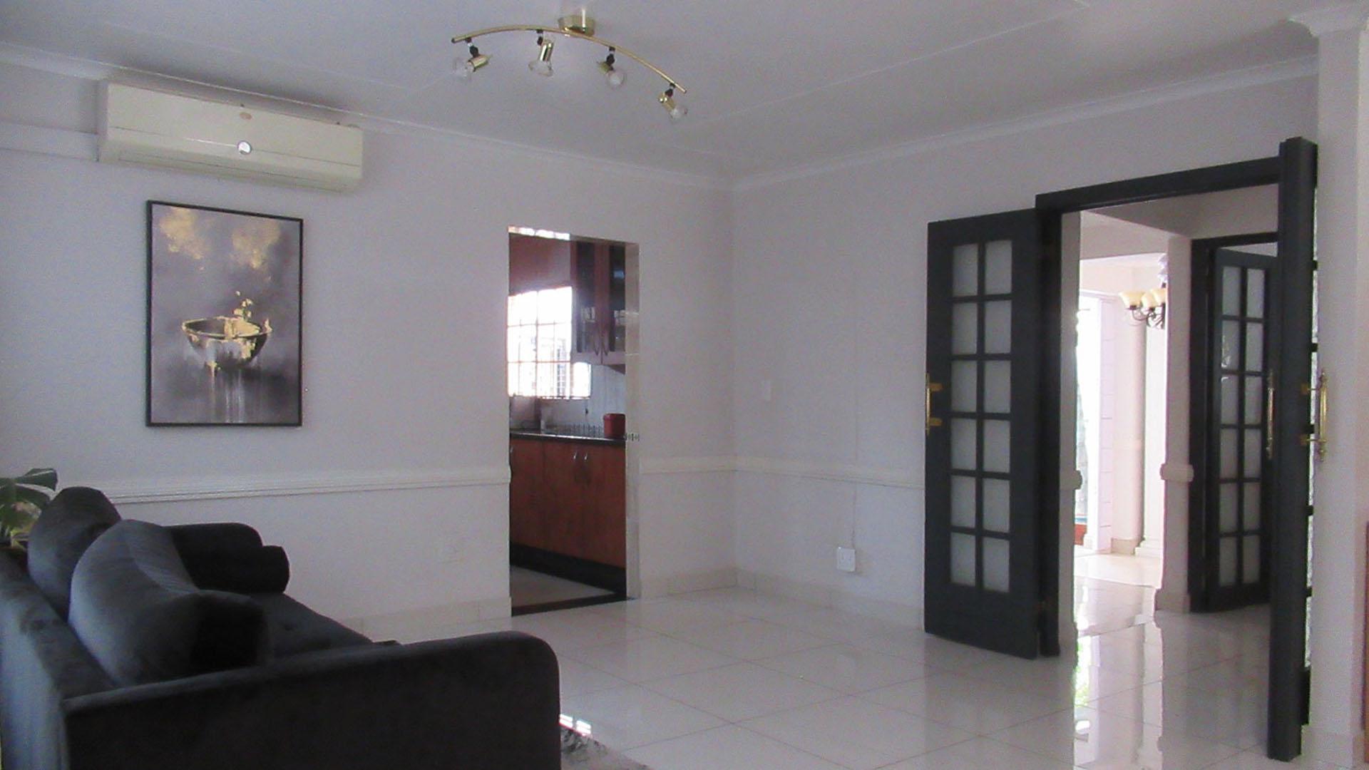 Lounges - 20 square meters of property in Sundowner