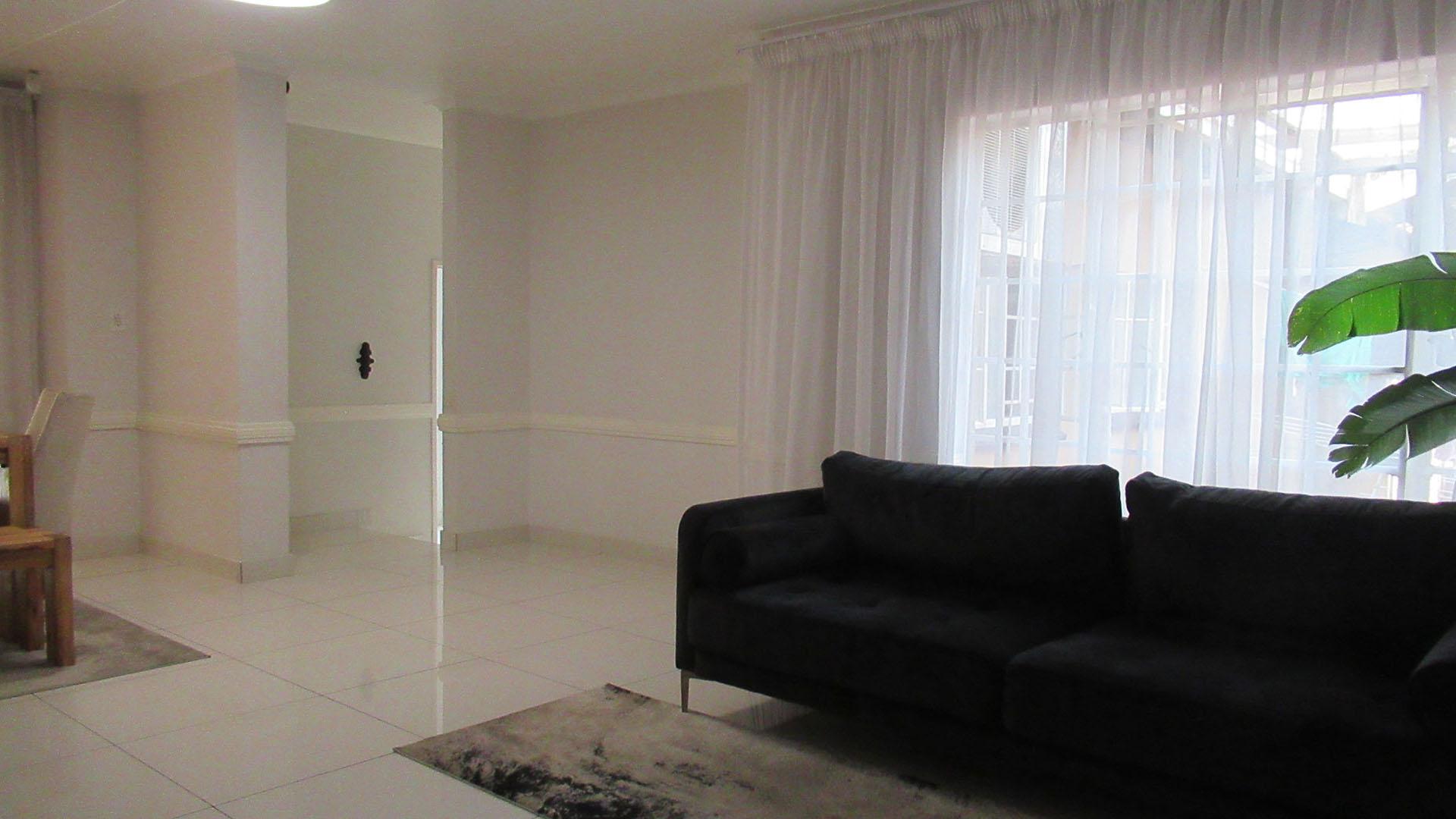 Lounges - 20 square meters of property in Sundowner