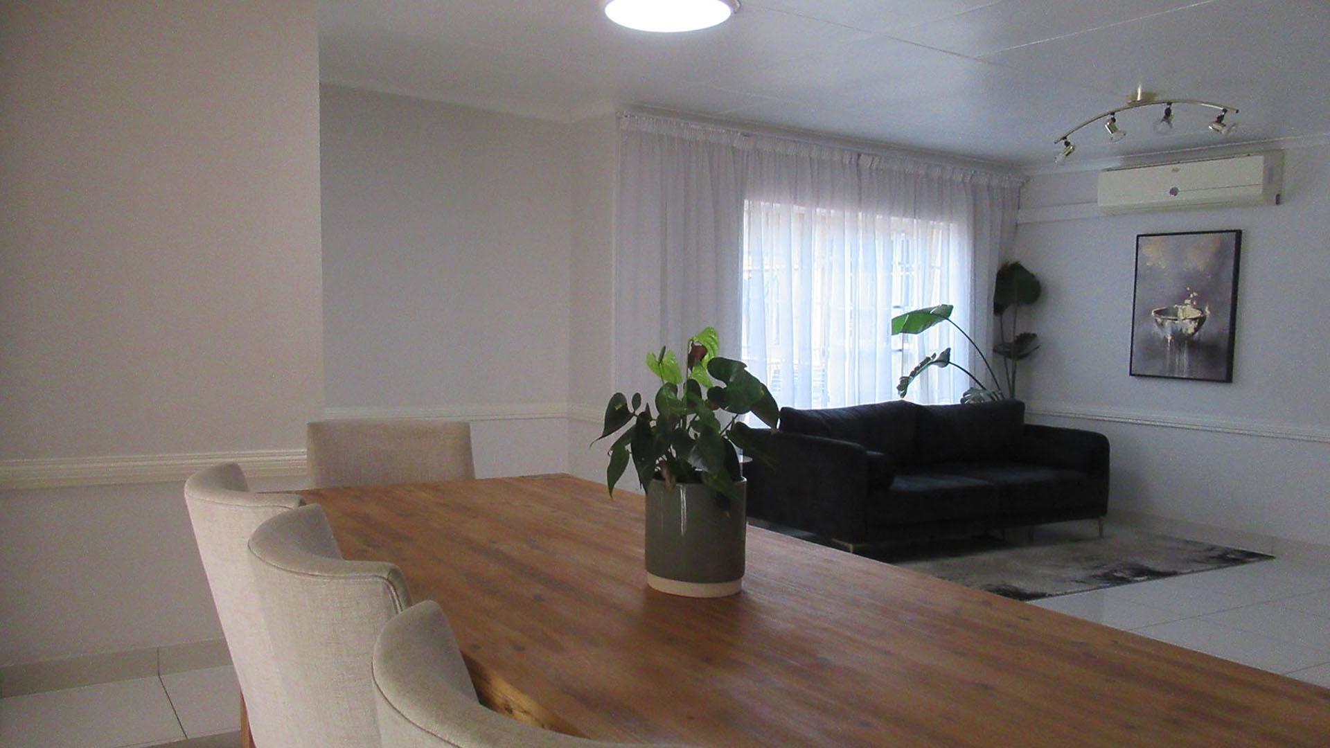 Dining Room - 17 square meters of property in Sundowner