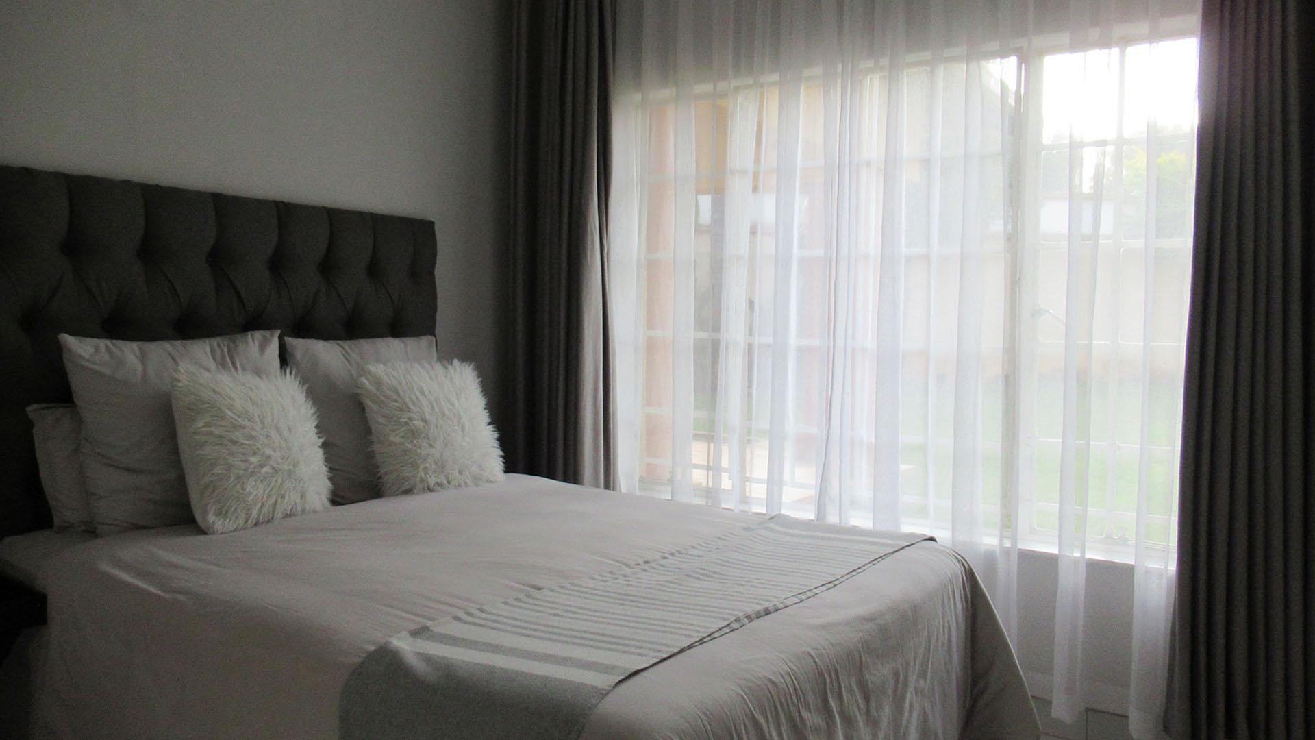 Bed Room 1 - 11 square meters of property in Sundowner