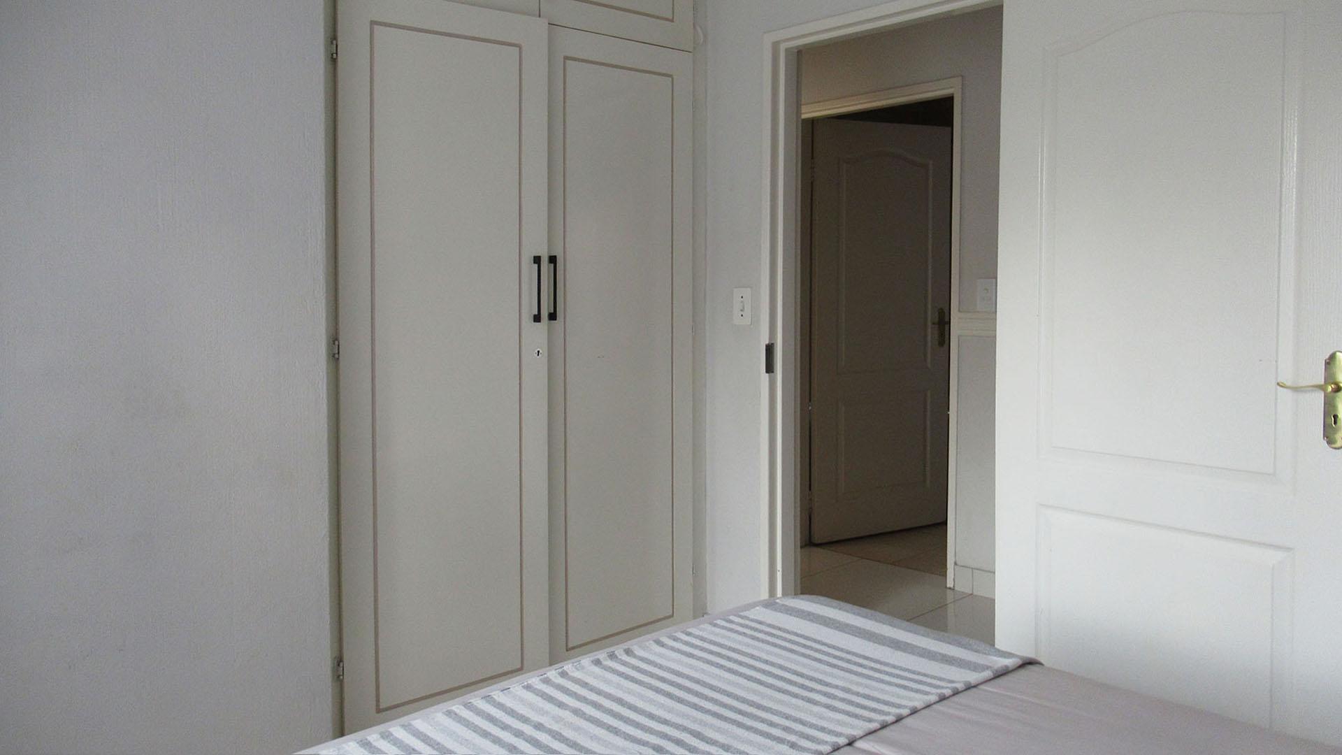 Bed Room 1 - 11 square meters of property in Sundowner