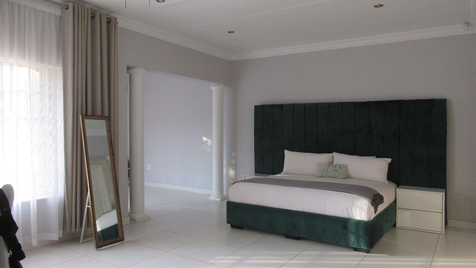 Main Bedroom - 38 square meters of property in Sundowner